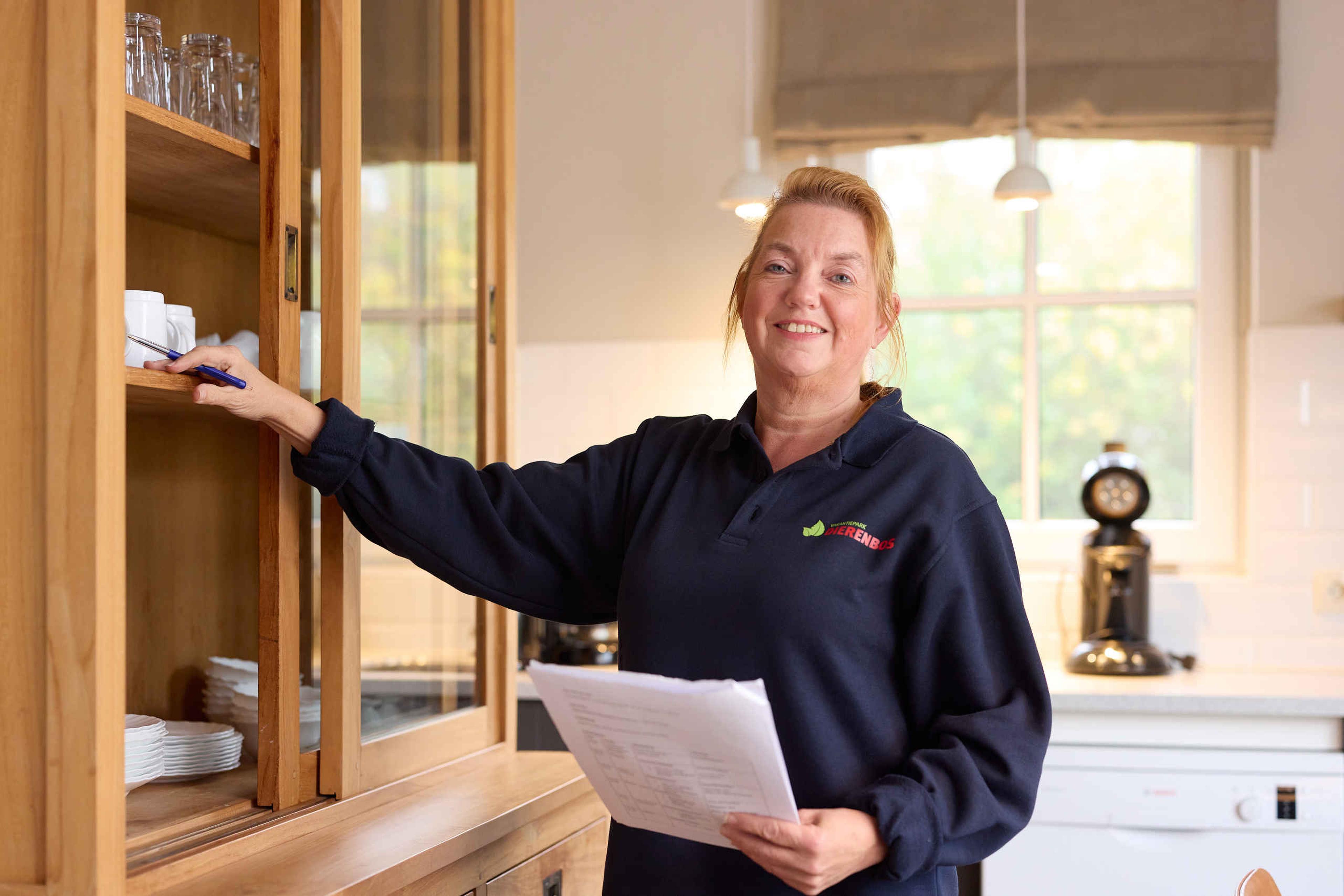 Een medewerker van de huishoudelijke dienst bij Vakantiepark Dierenbos