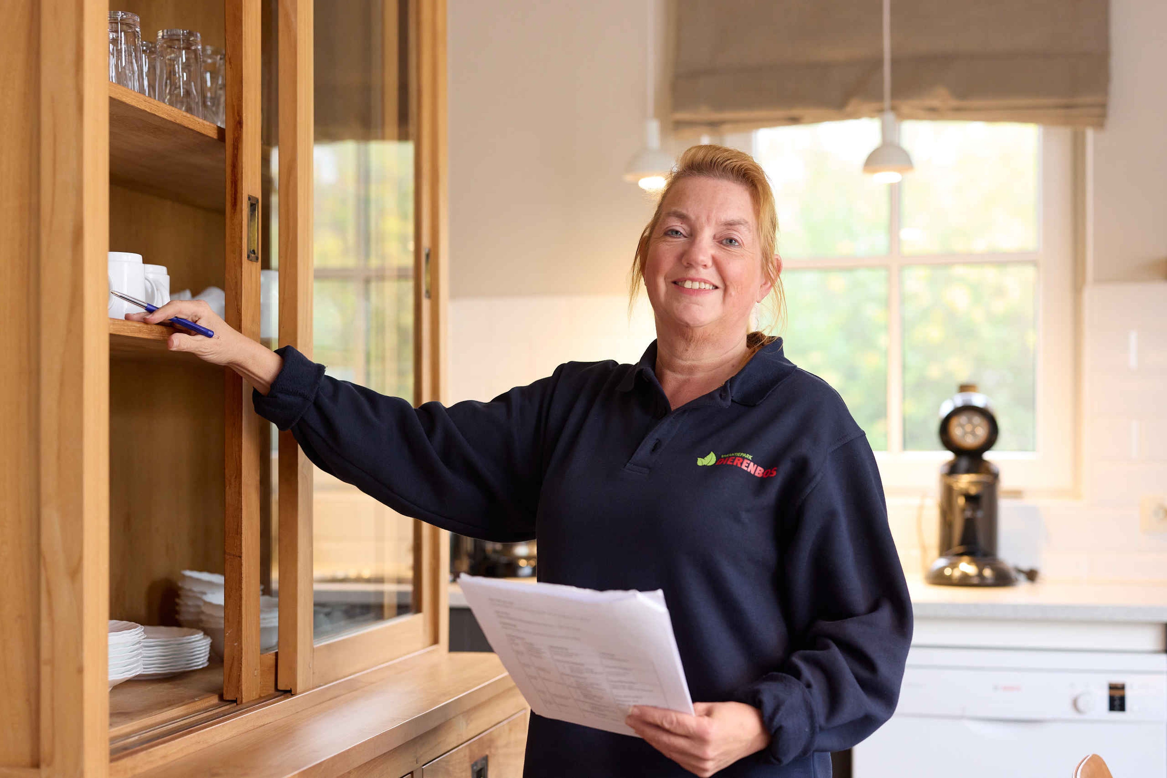 Een medewerker van de huishoudelijke dienst bij Vakantiepark Dierenbos