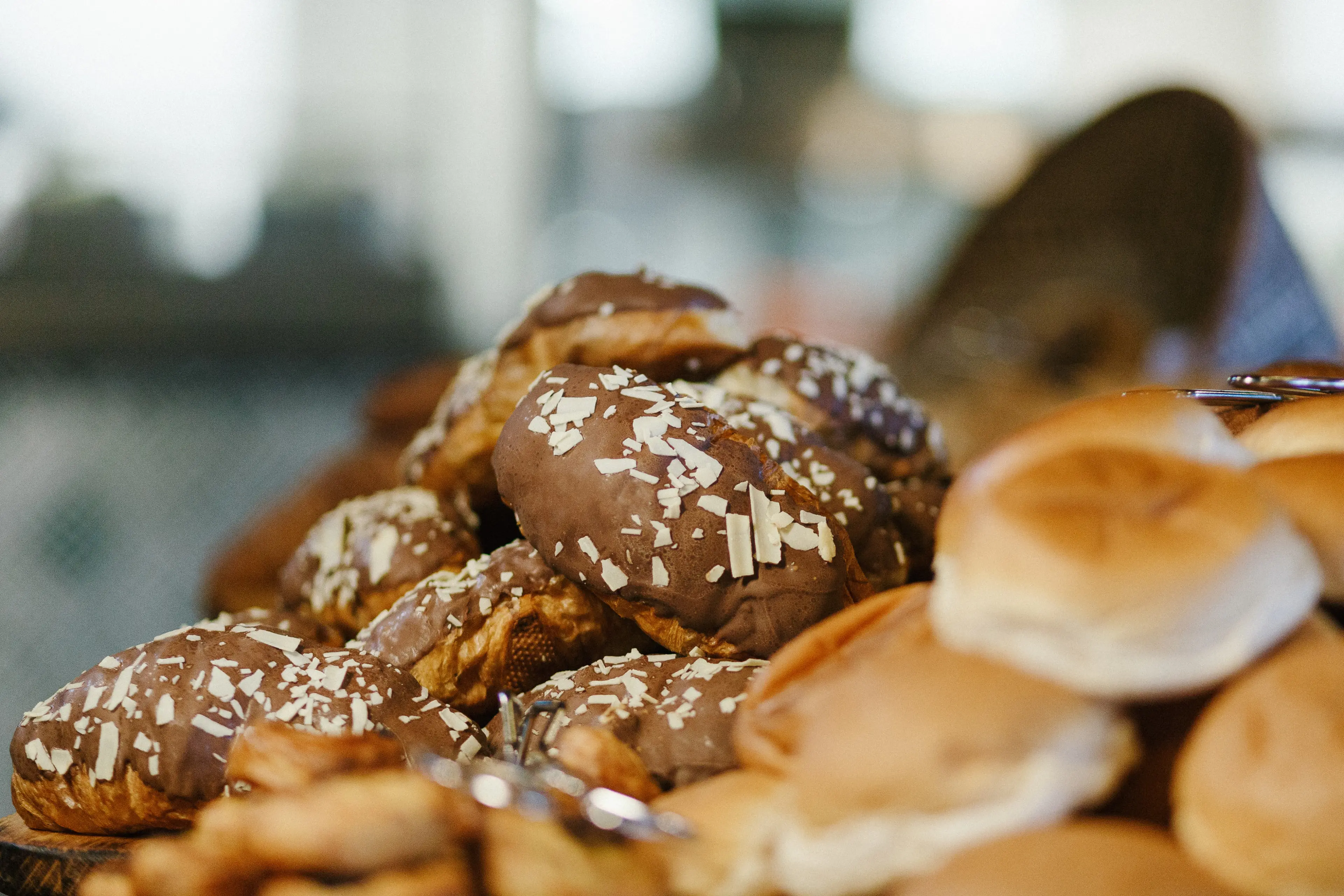 Witte en bruine broodjes bij Broodnodig op Vakantiepark Dierenbos
