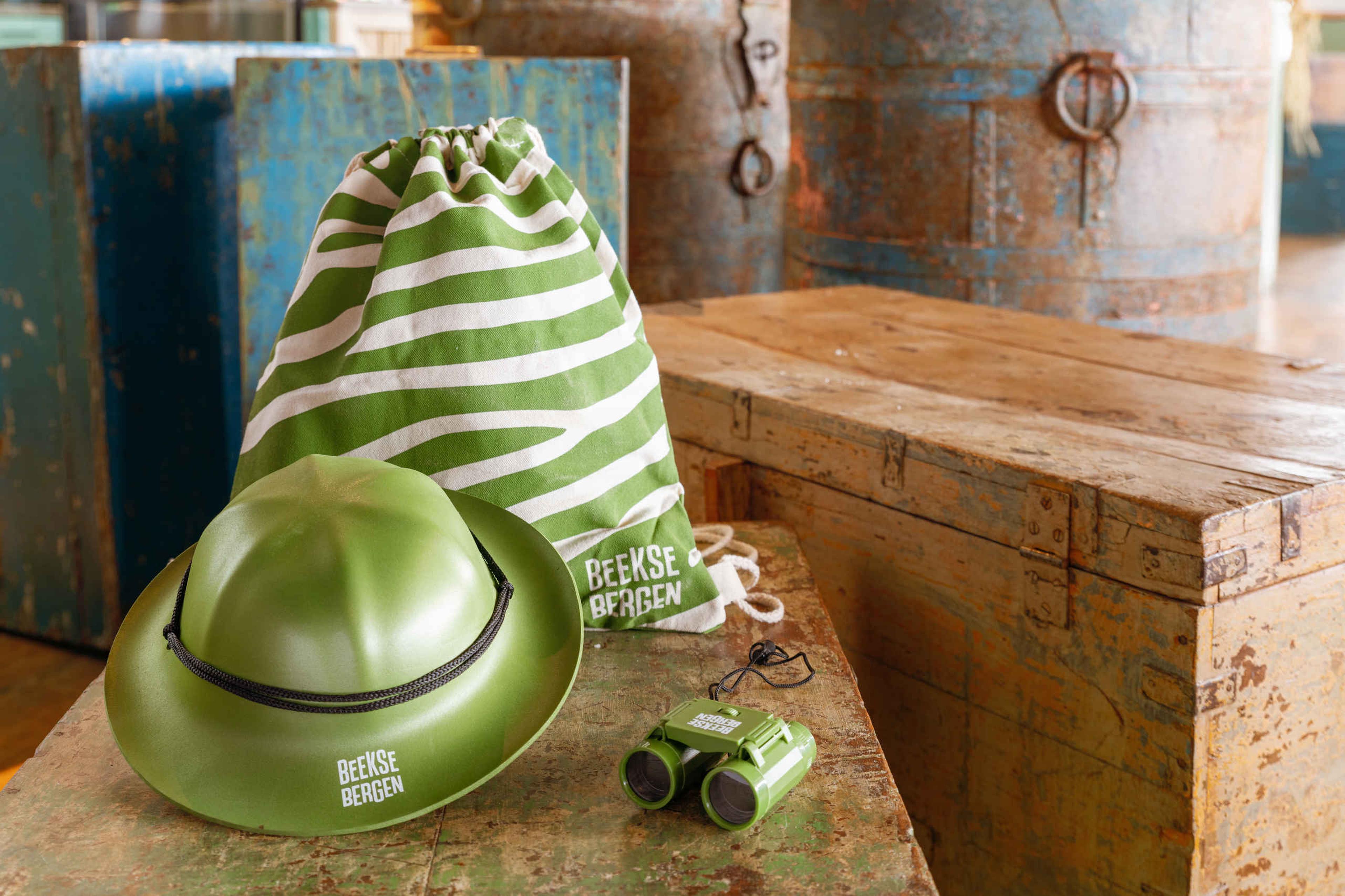 Ranger hoedje met een verrekijker en rugzak de souvernirs van Safaripark Beekse Bergen