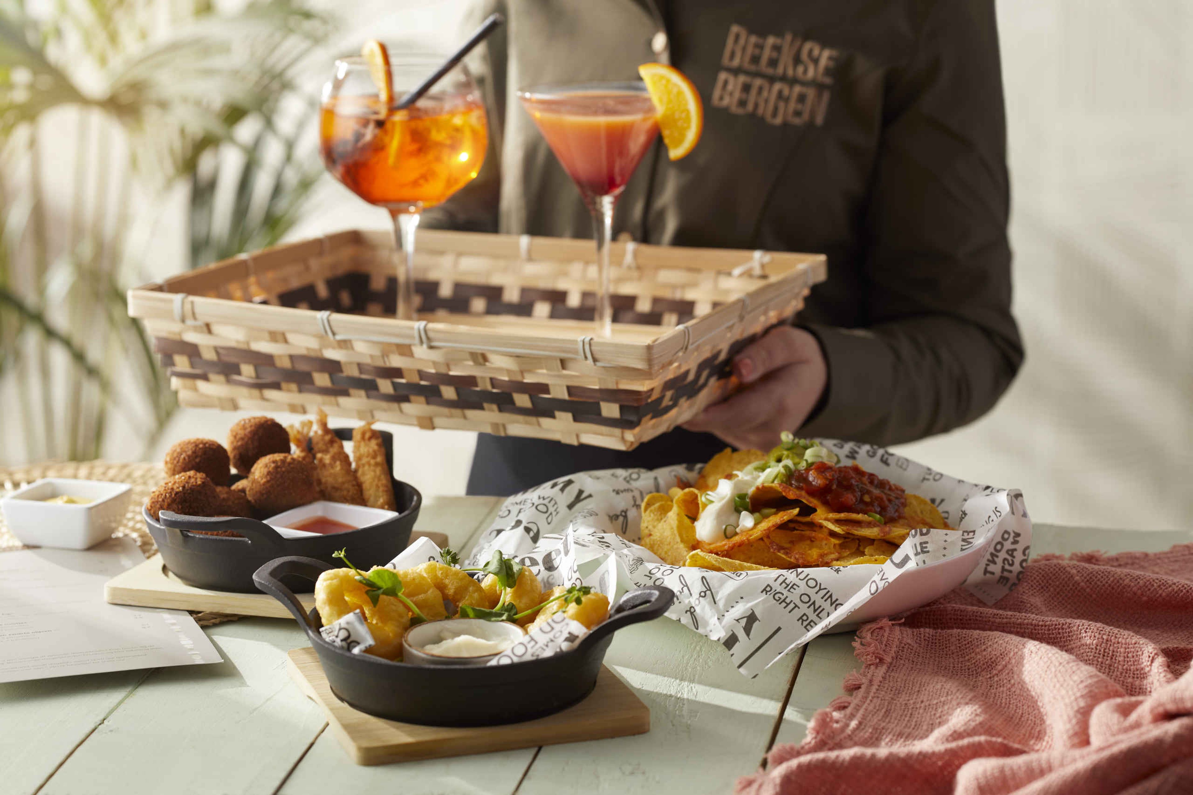 Een selectie van borrelhapjes en cocktails die je kunt bestellen bij restaurant Labadi op Lake Resort Beekse Bergen.