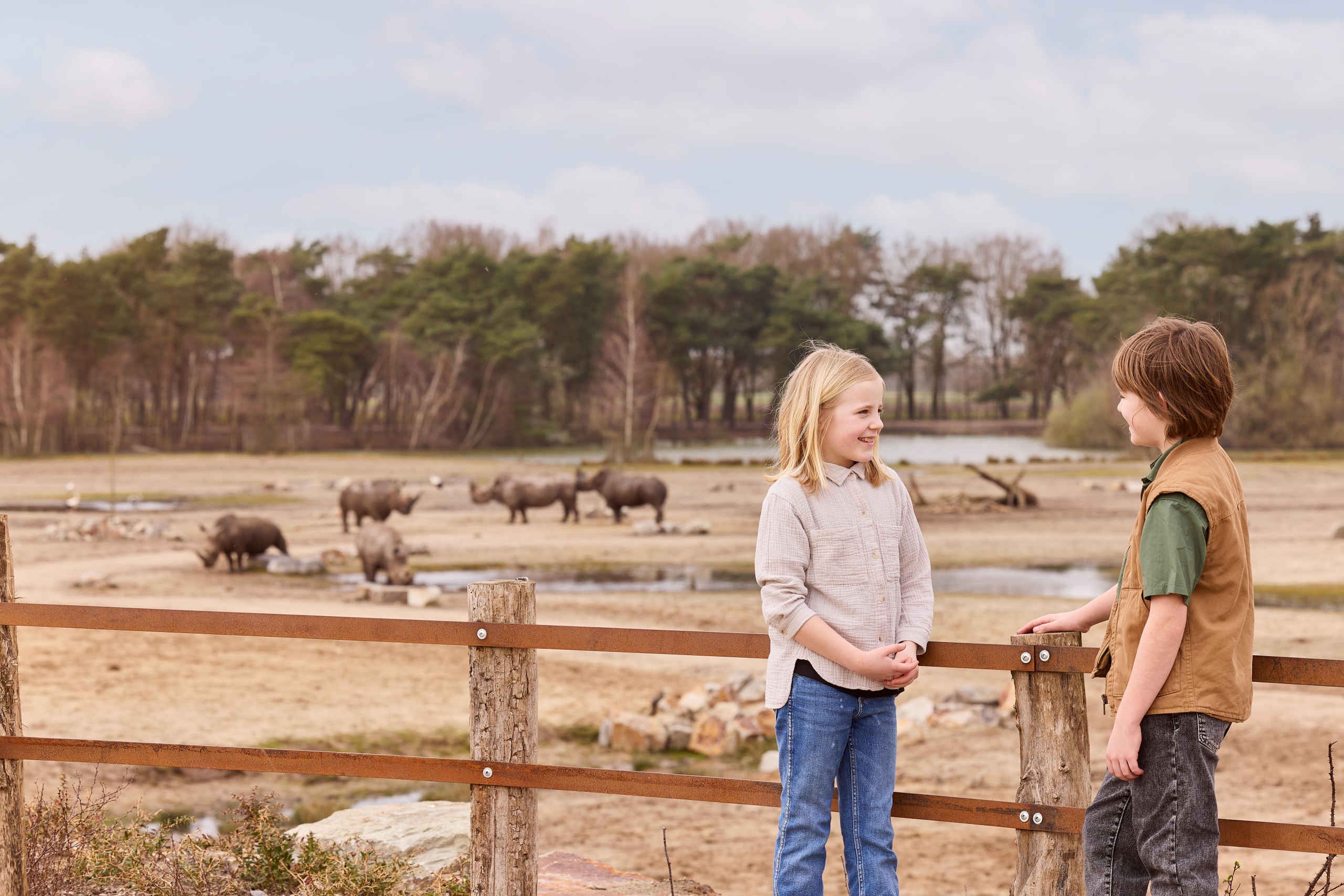 Kinderen bij de breedlipneushoorn Safaripark Beekse Bergen