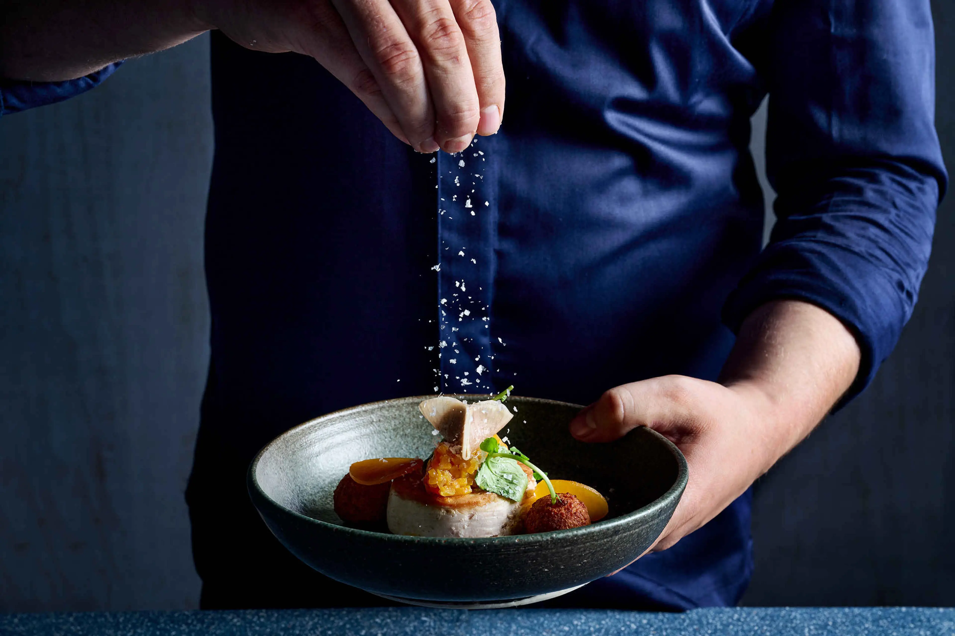De chefkok voert de final touches op een gerecht uit bij restaurant Nommos in Safari Hotel Beekse Bergen.