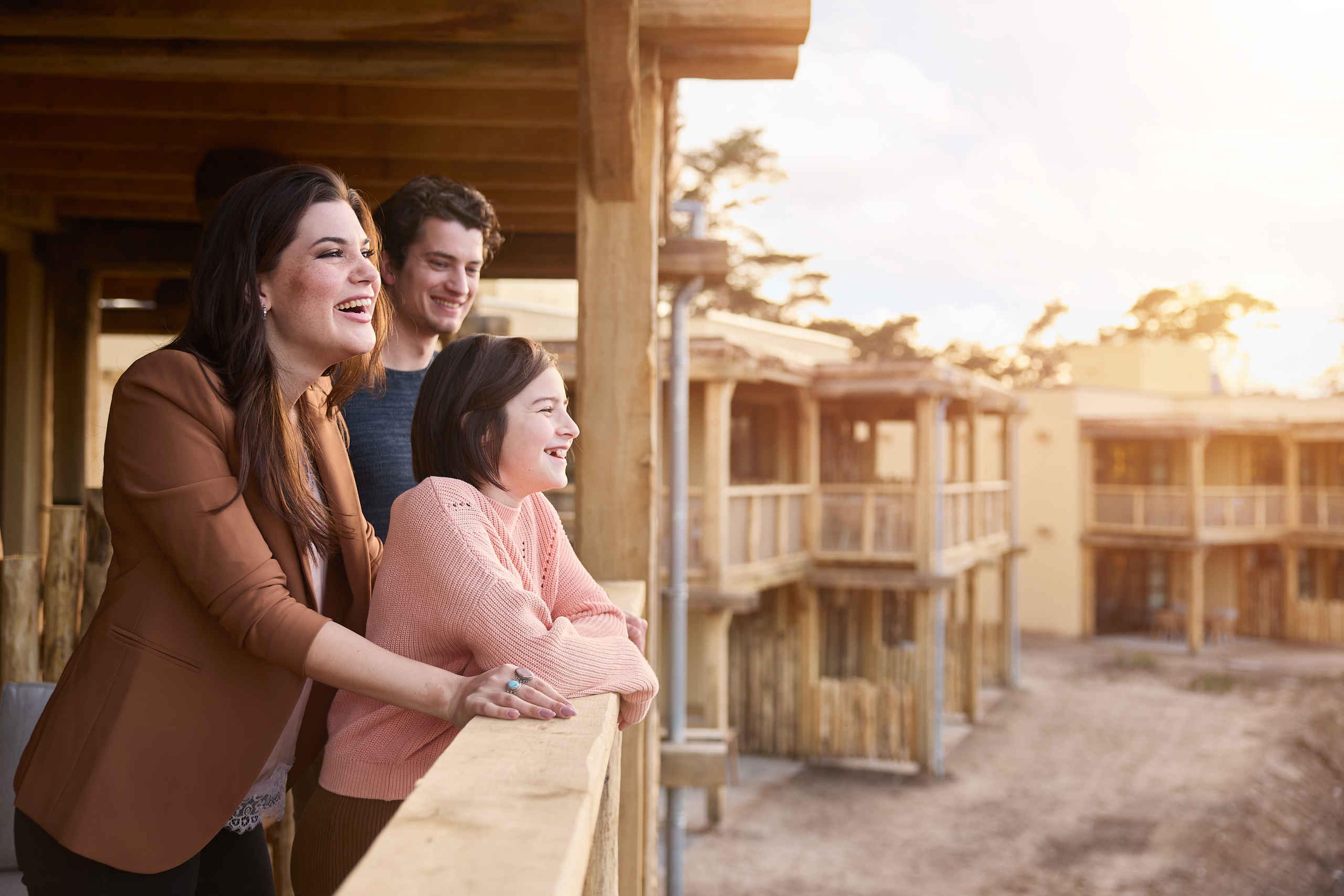 Gezin op een balkon van Safari Hotel Beekse Bergen