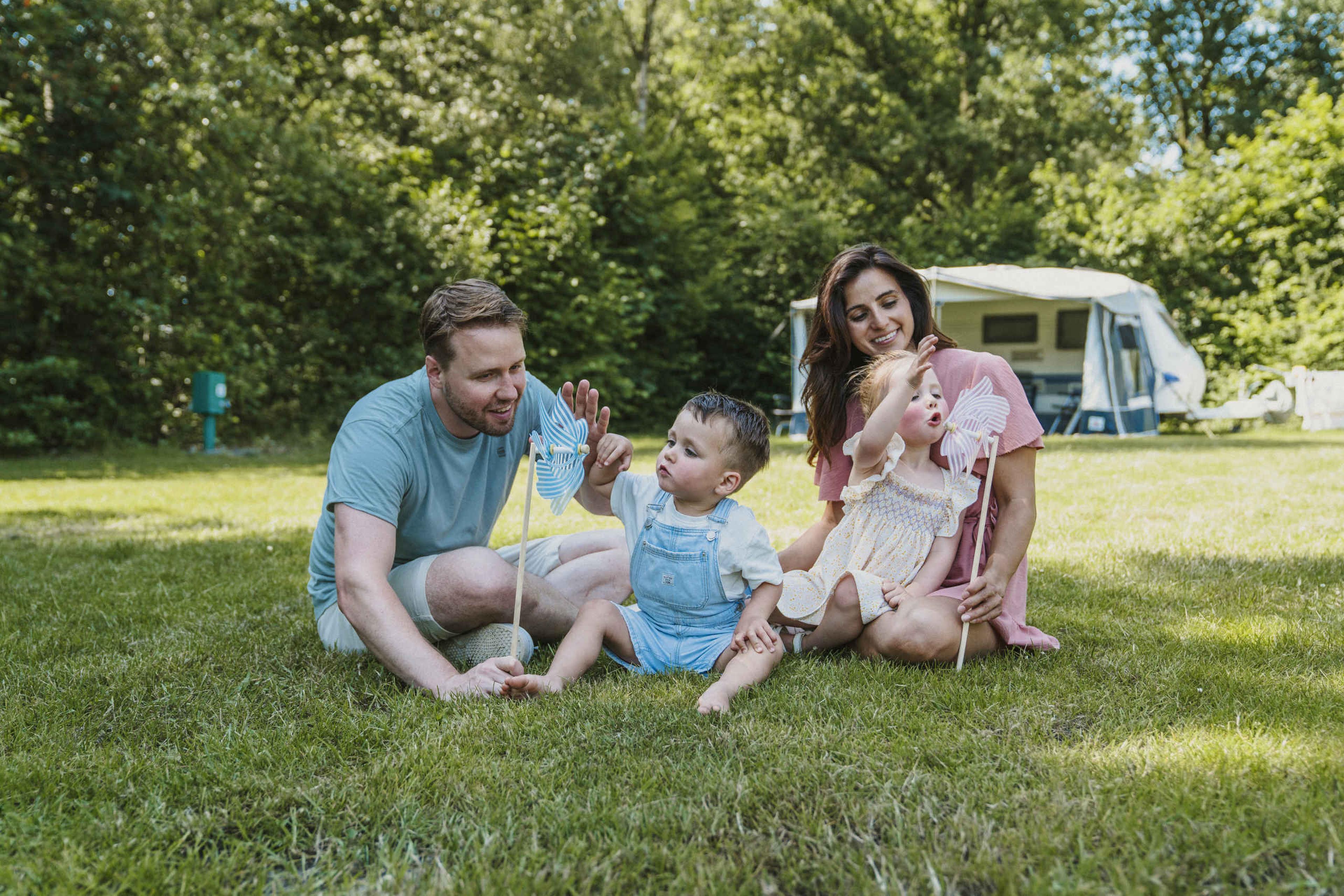 Gezin met kinderen op de camping van Vakantiepark Dierenbos vlakbij Den Bosch