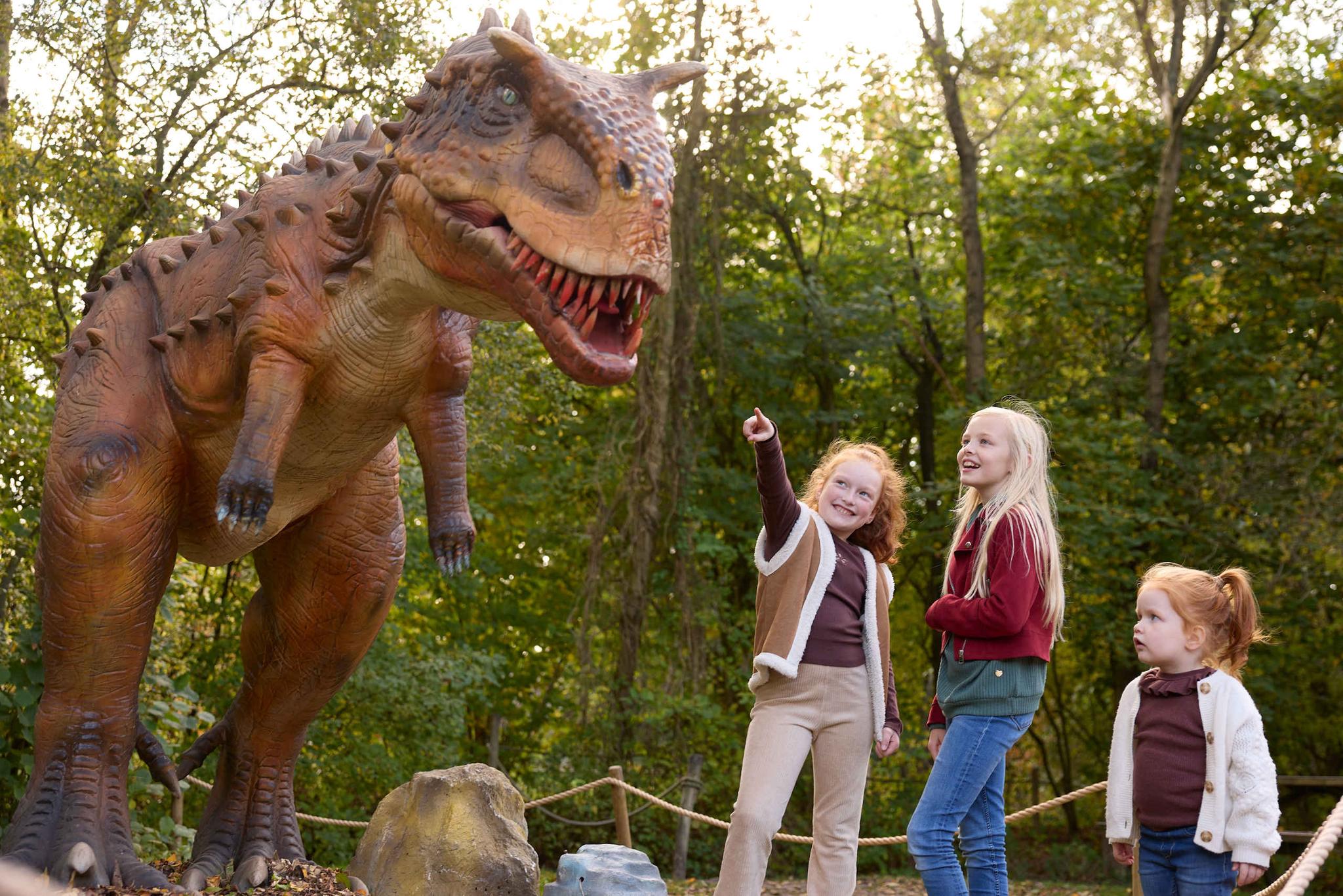 kinderen wijzen naar dino tijden Dino Weken in AquaZoo Leeuwarden