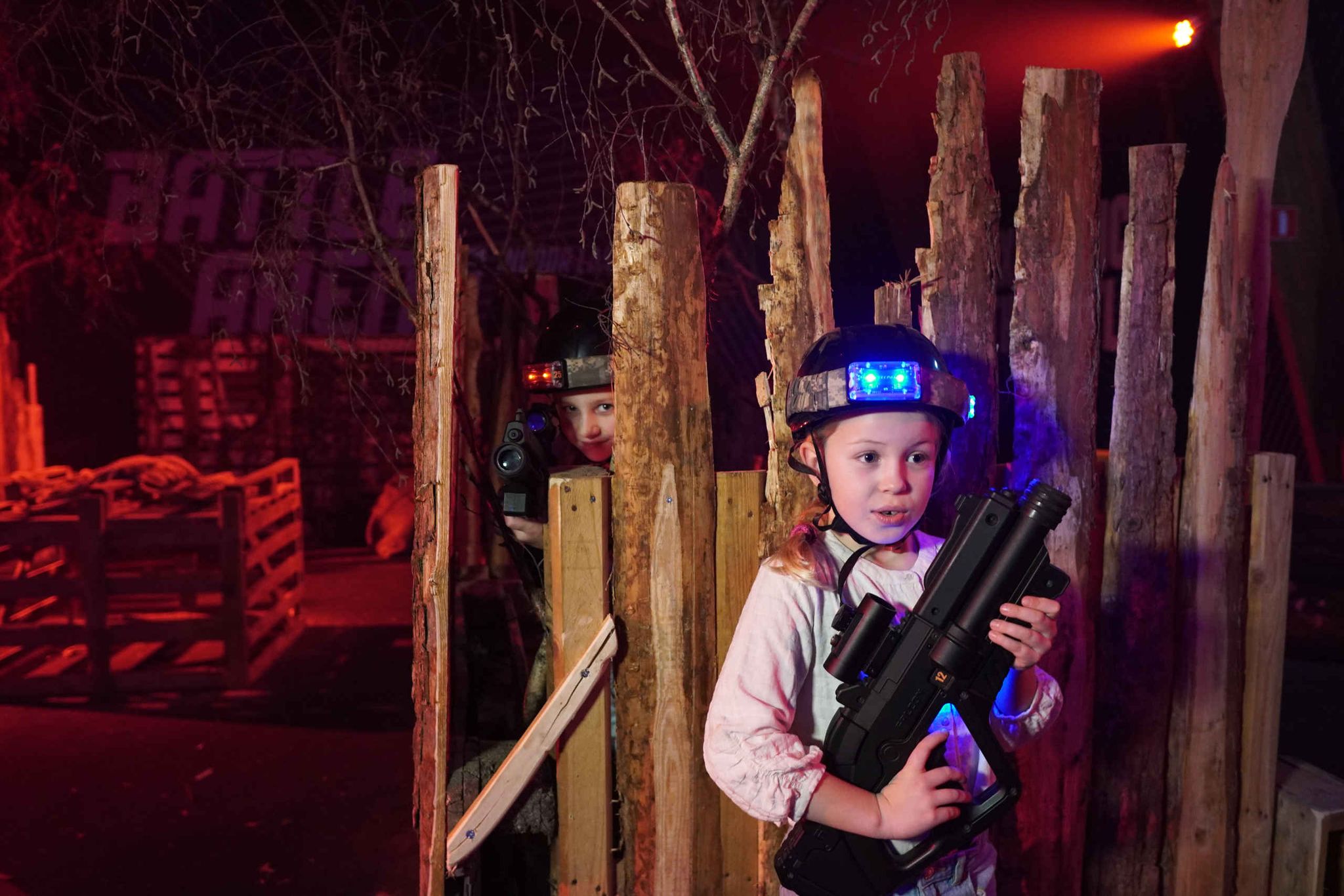 Meisje en jongen aan het indoor lasergamen bij Klimrijk