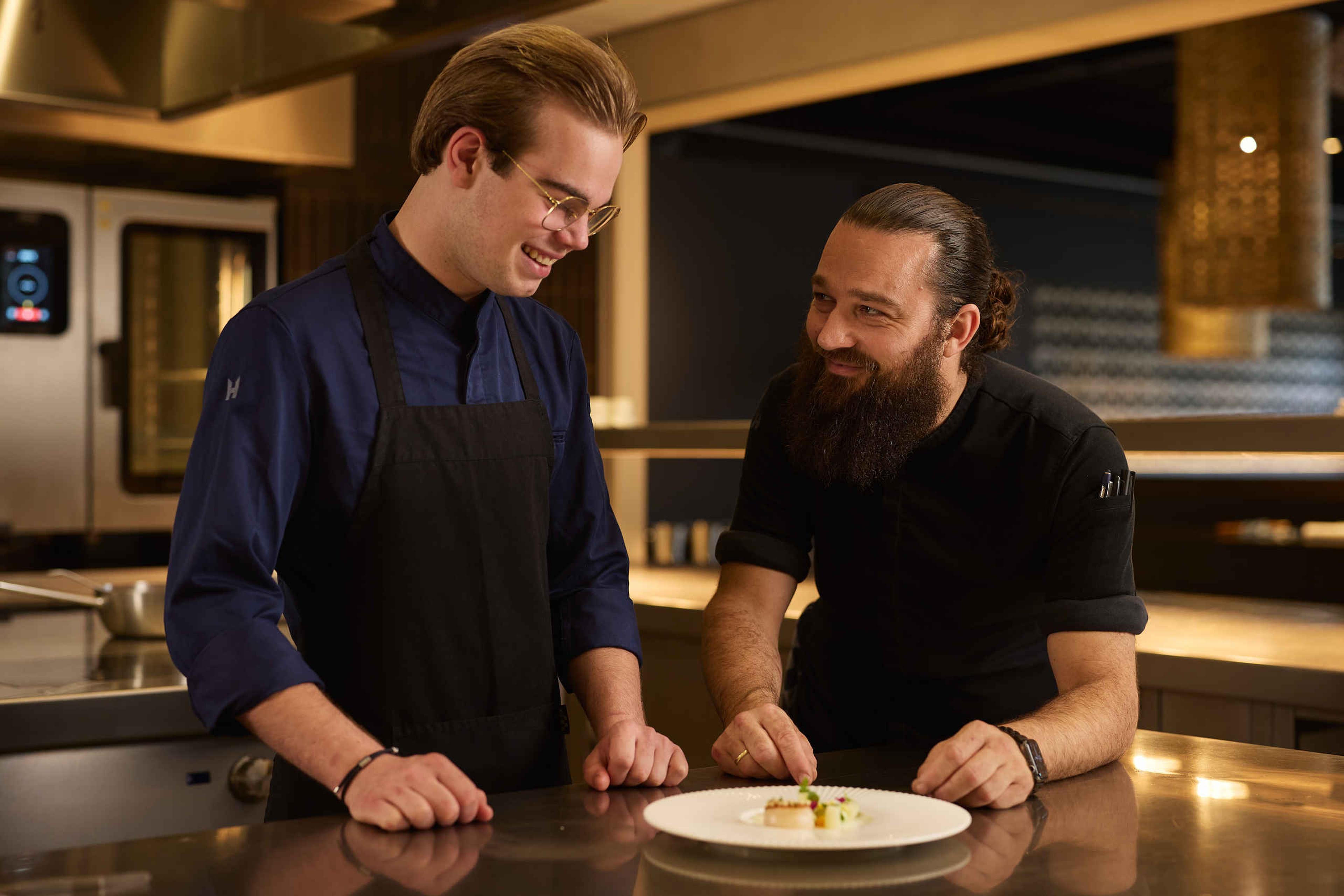 Twee keuken medewerkers aan het werk in Kasteel Steenenburg