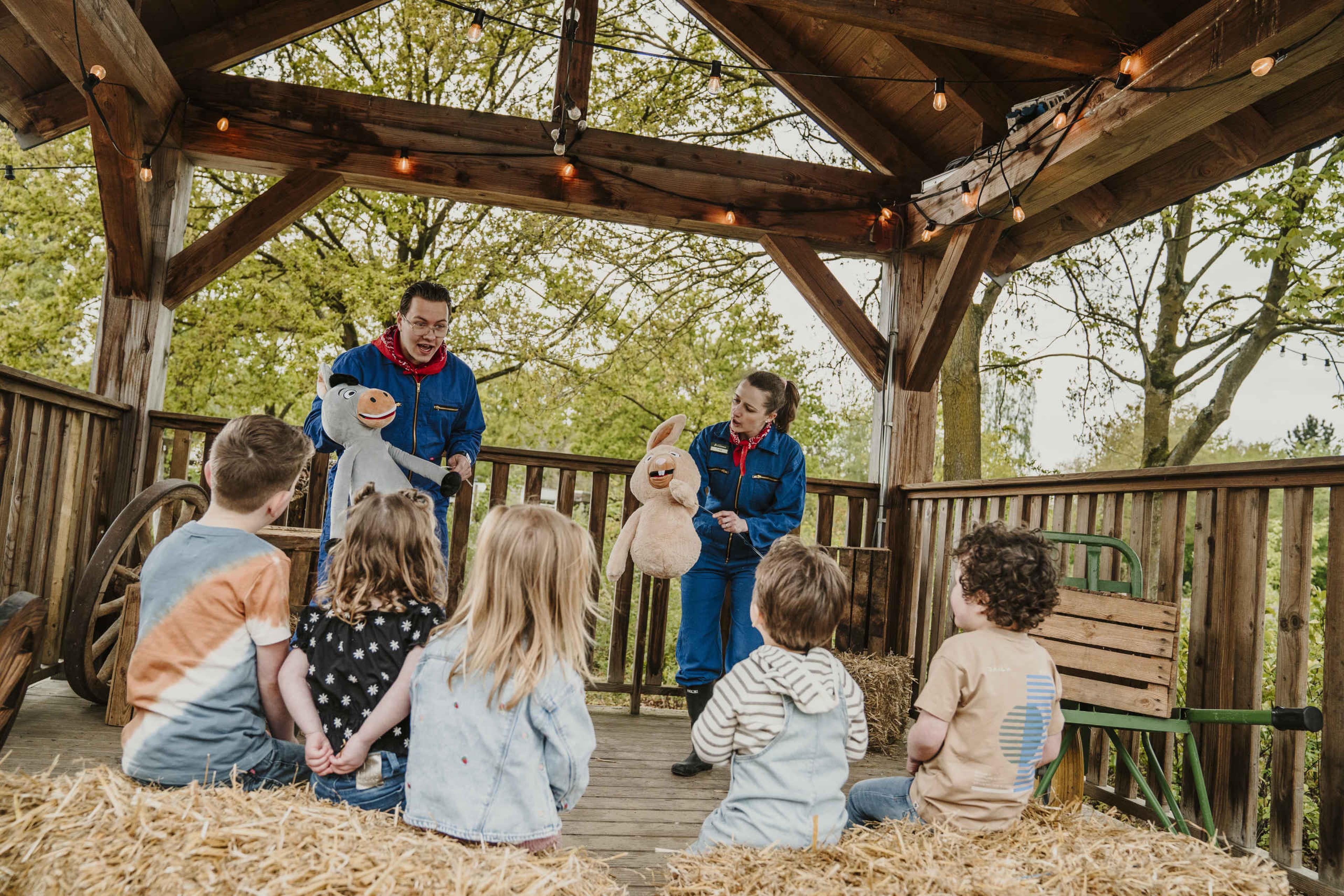 Animatie met spreekpoppen en kinderen als publiek bij Vakantiepark Dierenbos