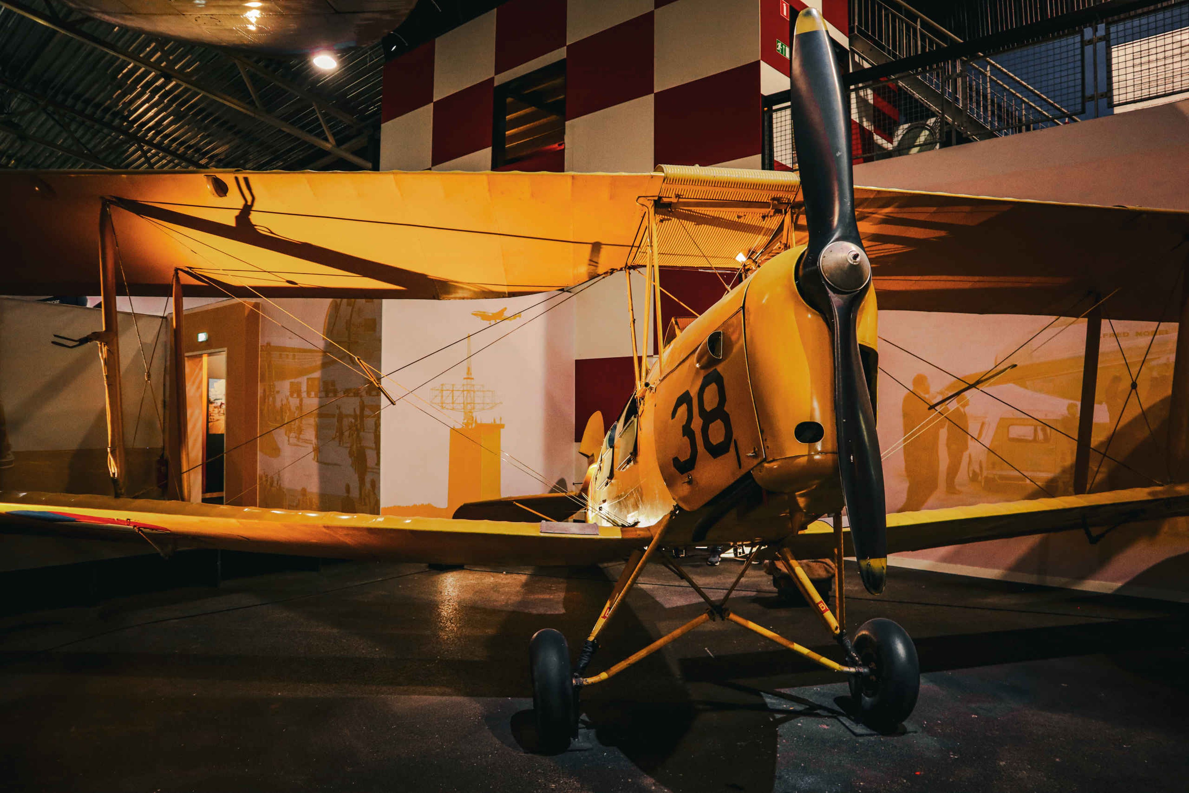 Een De Havilland Tiger Moth vooraanzicht in luchtvaartmuseum Aviodrome
