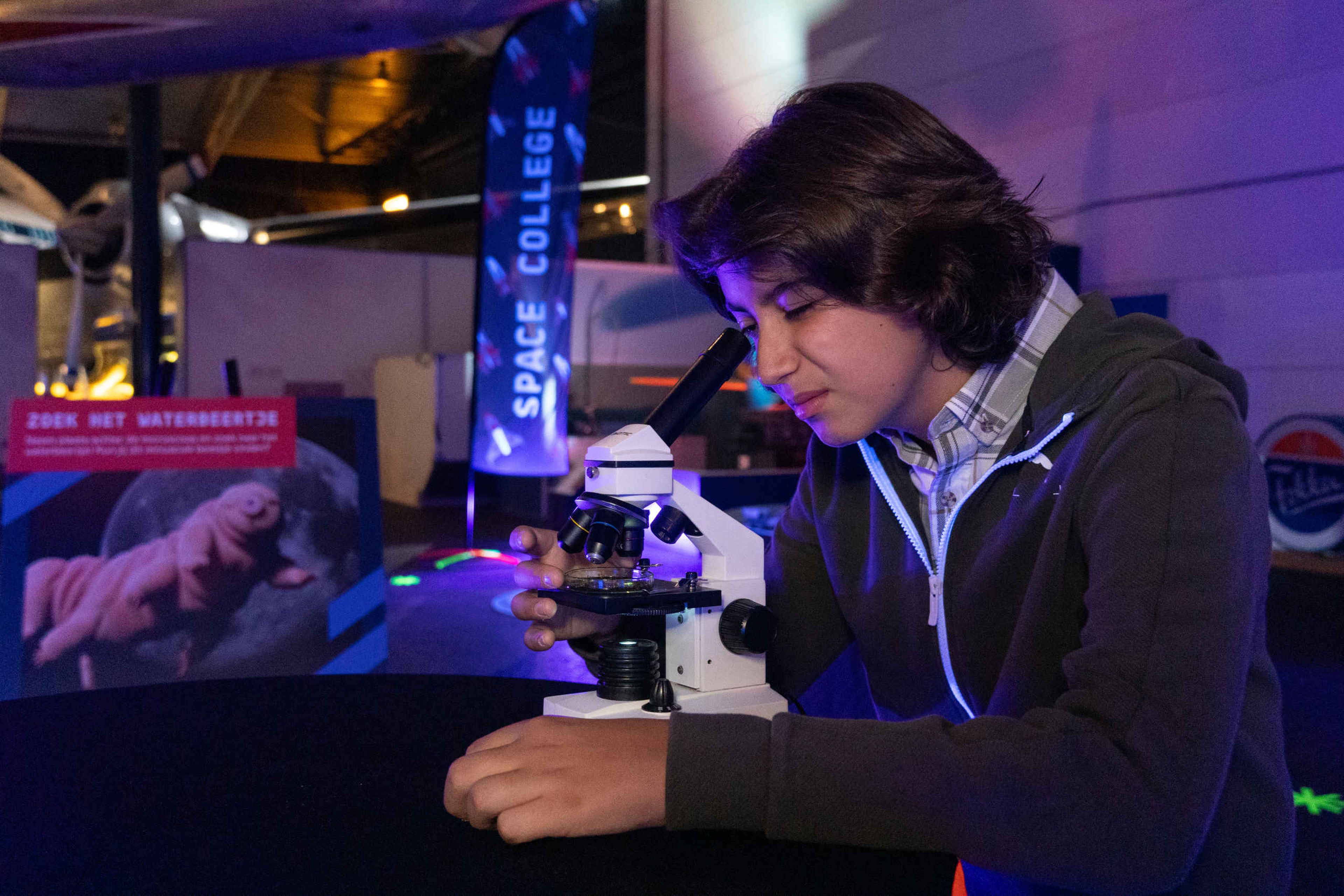 Space College microscoop jongen Luchtvaartmuseum Aviodrome