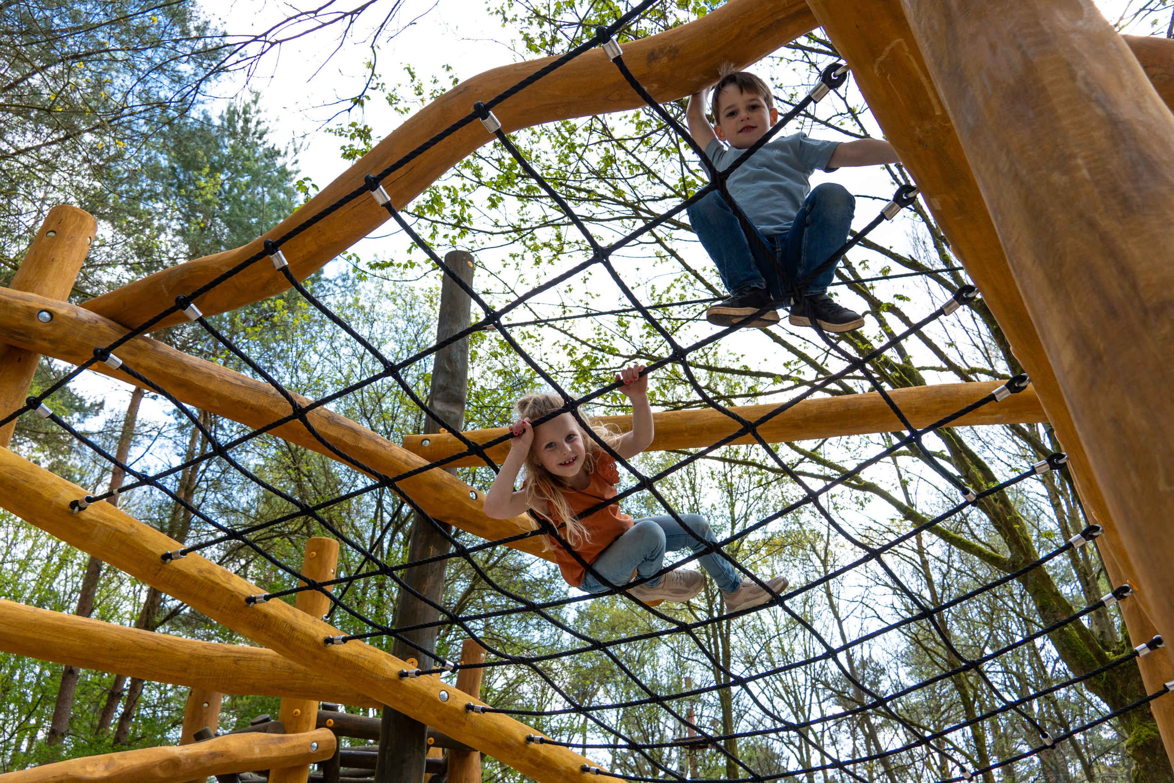 Twee kinderen in het net van het klimrek bij Klimrijk Brabant