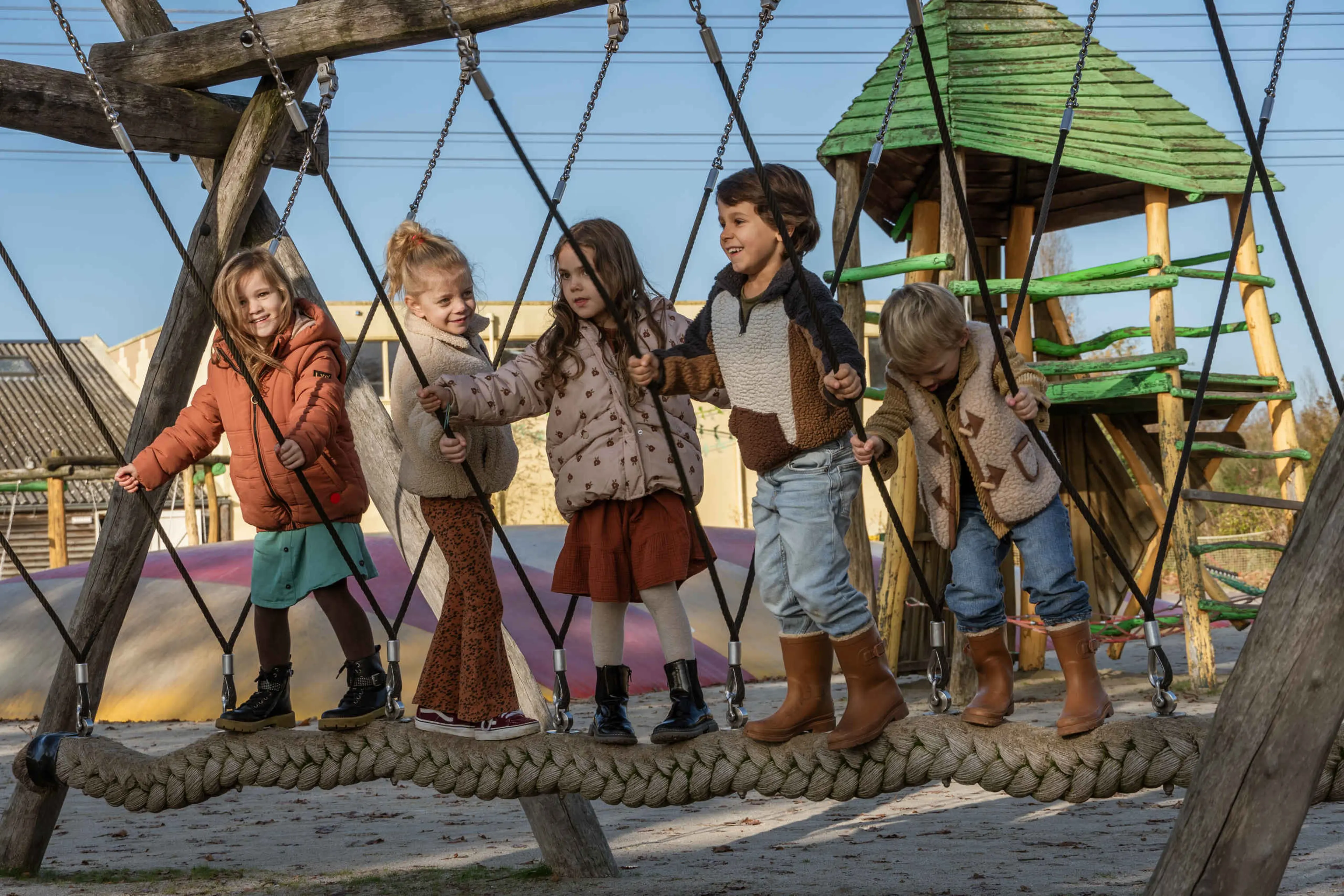 Kinderen klimmen speeltuin jongens en meisjes Eindhoven Zoo