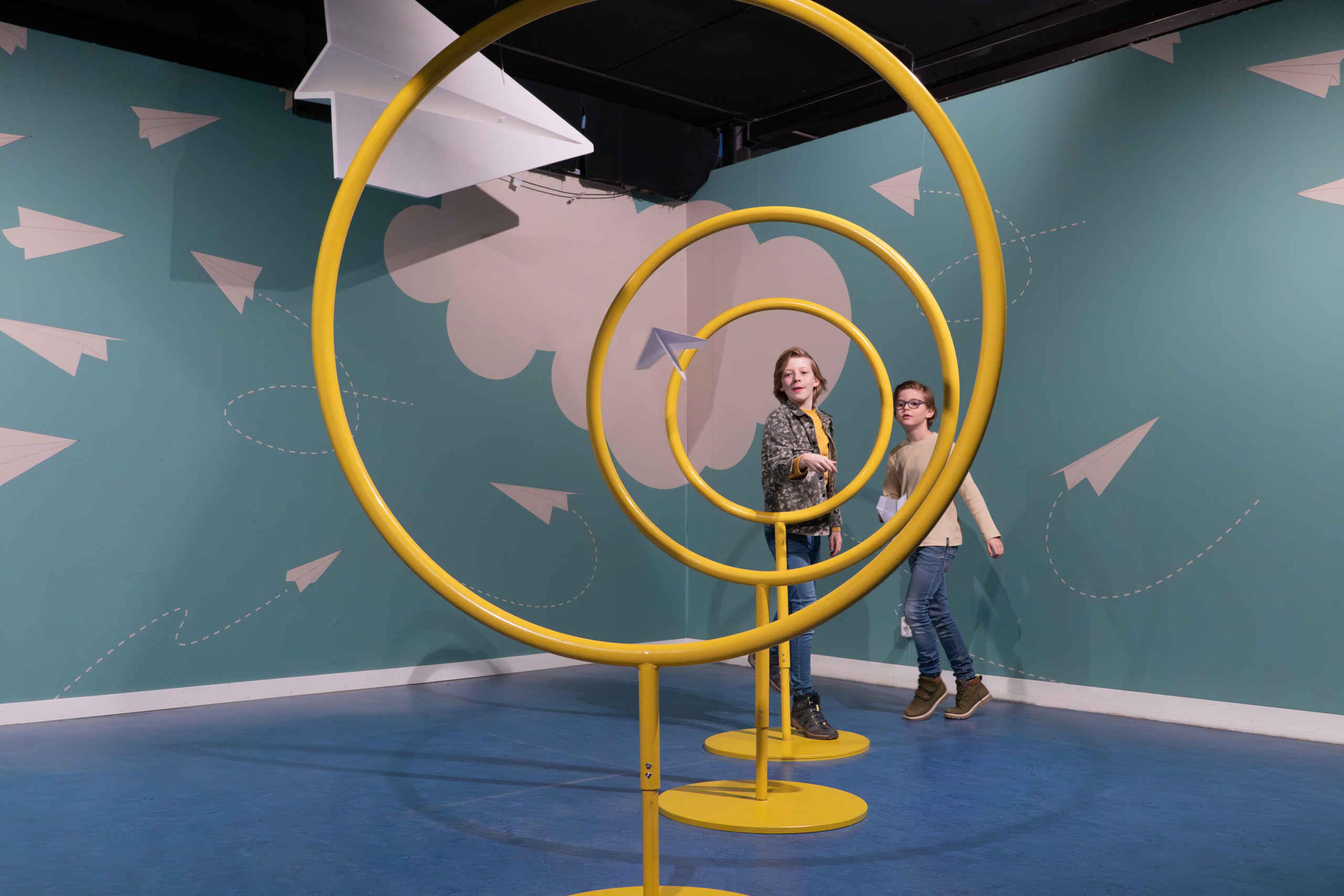 Kinderfeestjes jongens vliegtuigje gooien Luchtvaartmuseum Aviodrome