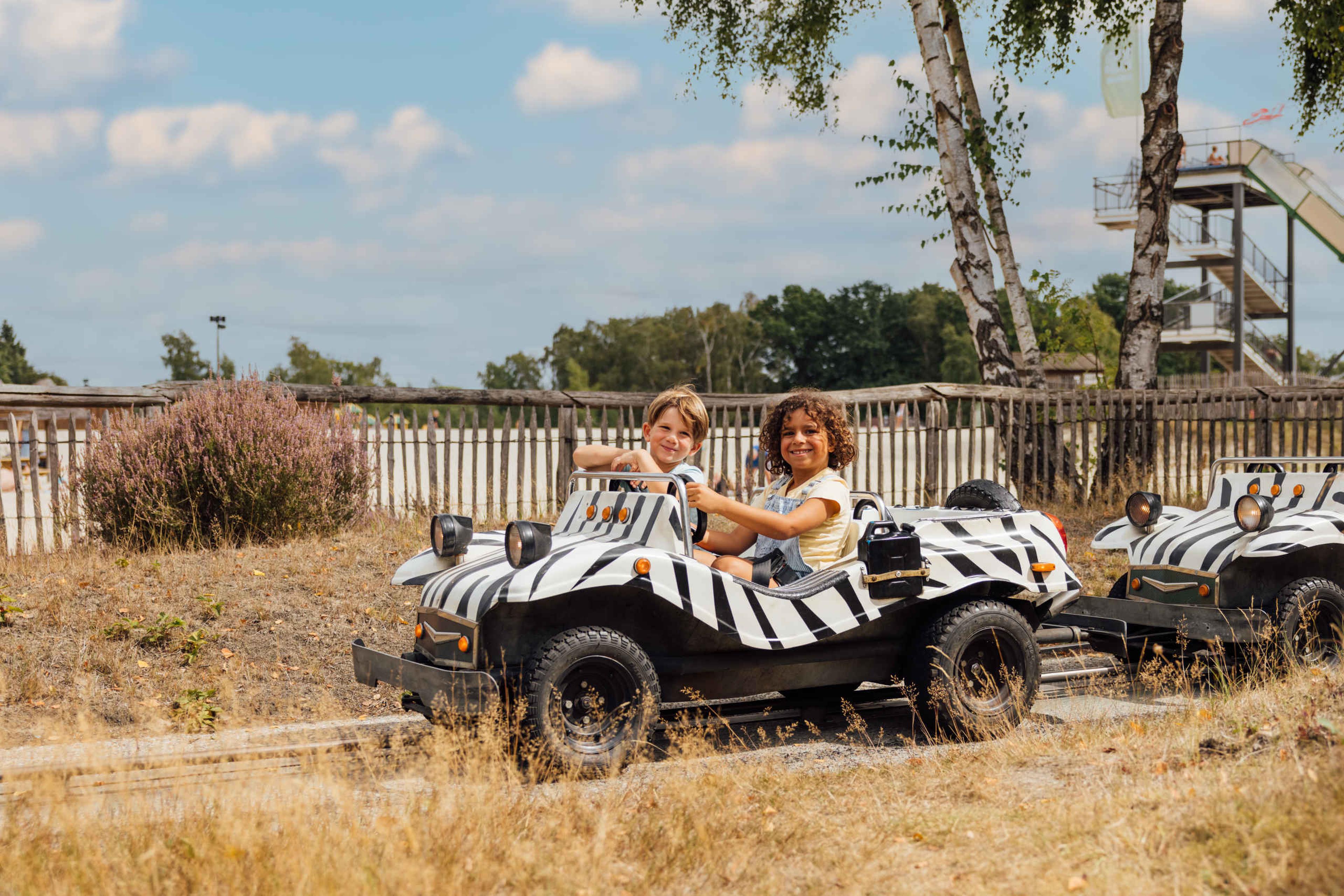 De buggybaan met kinderen in de autotjes bij Speelland Outdoor Beekse Bergen