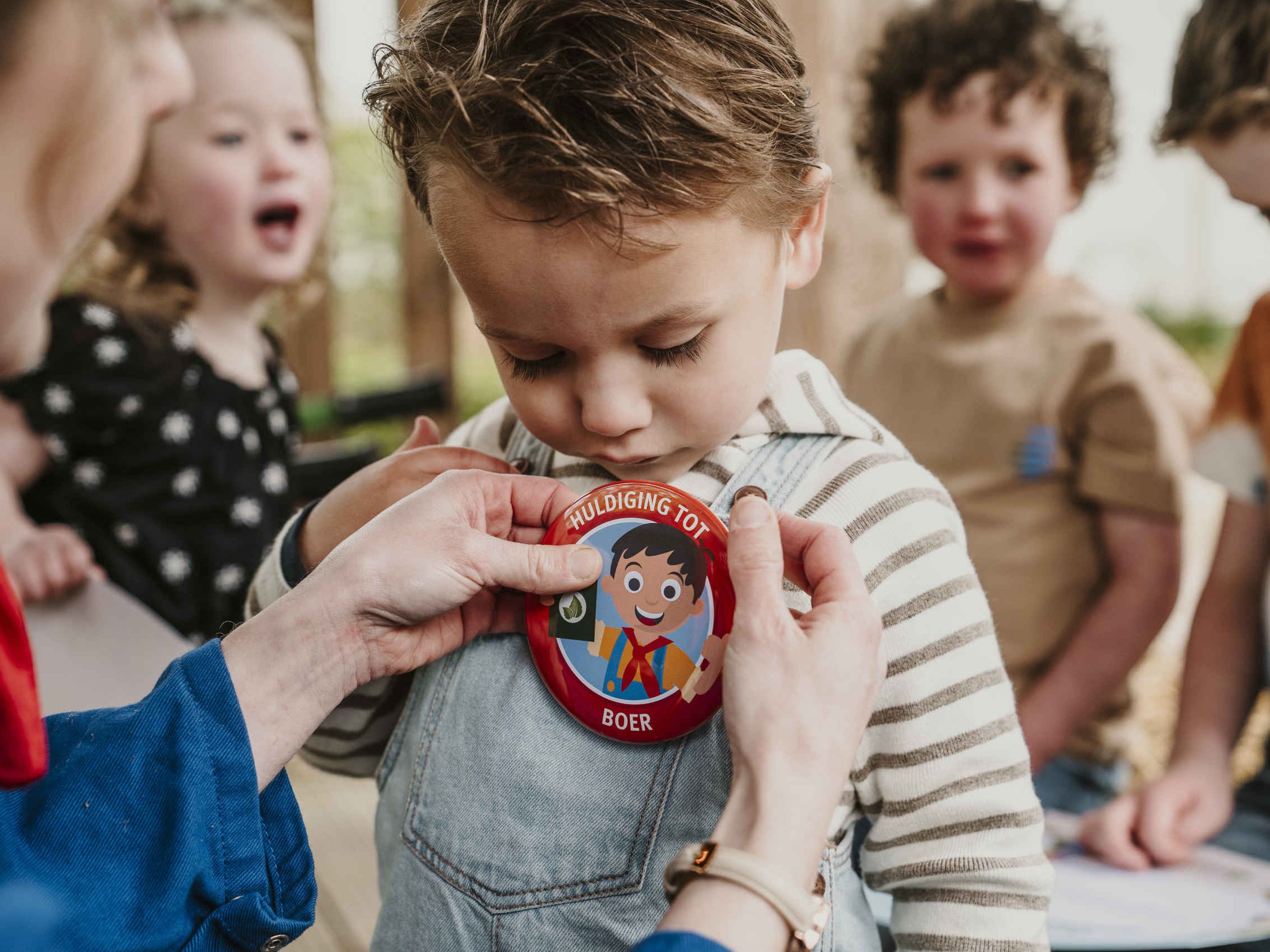 Een jongen wordt gehuldigd tot boer bij Vakantiepark Dierenbos