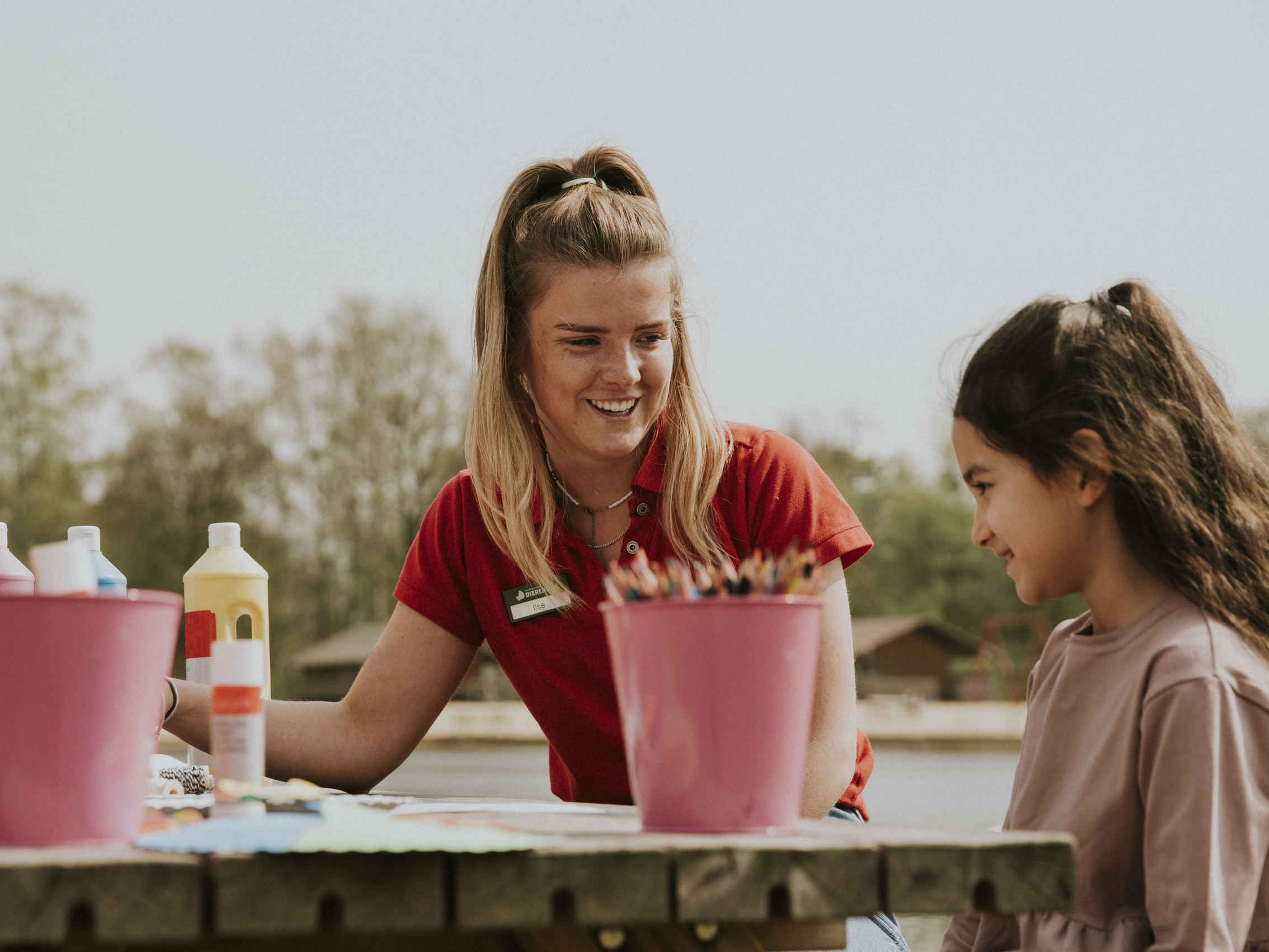 Medewerkster animatie knutselt met kind op Vakantiepark Dierenbos