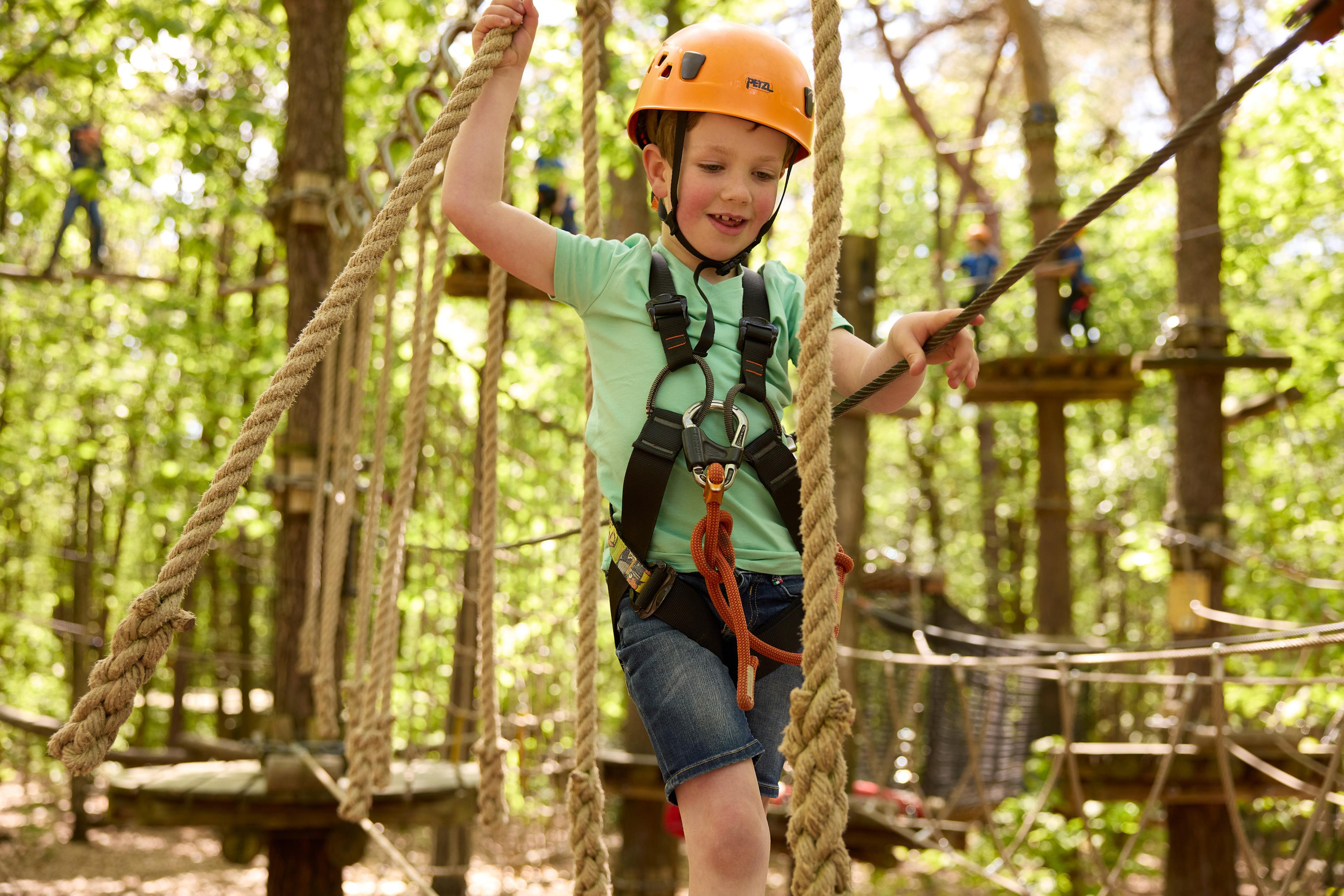 Jongen aan het balanceren op het Pico Parcours bij Klimrijk Brabant
