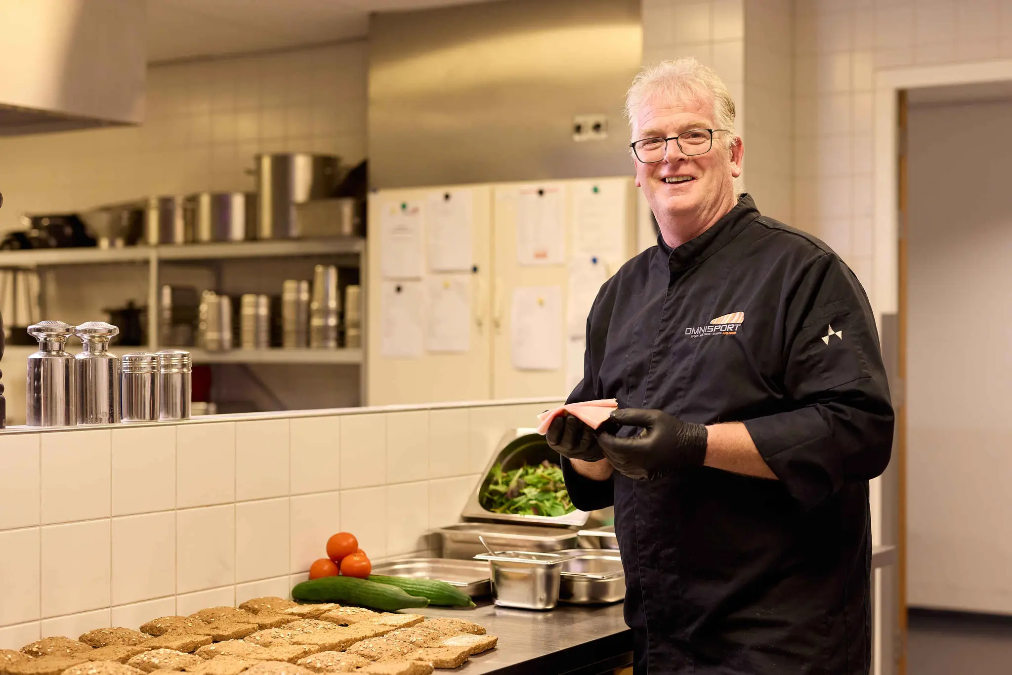 Een medewerker in de keuken van Omnisport Apeldoorn