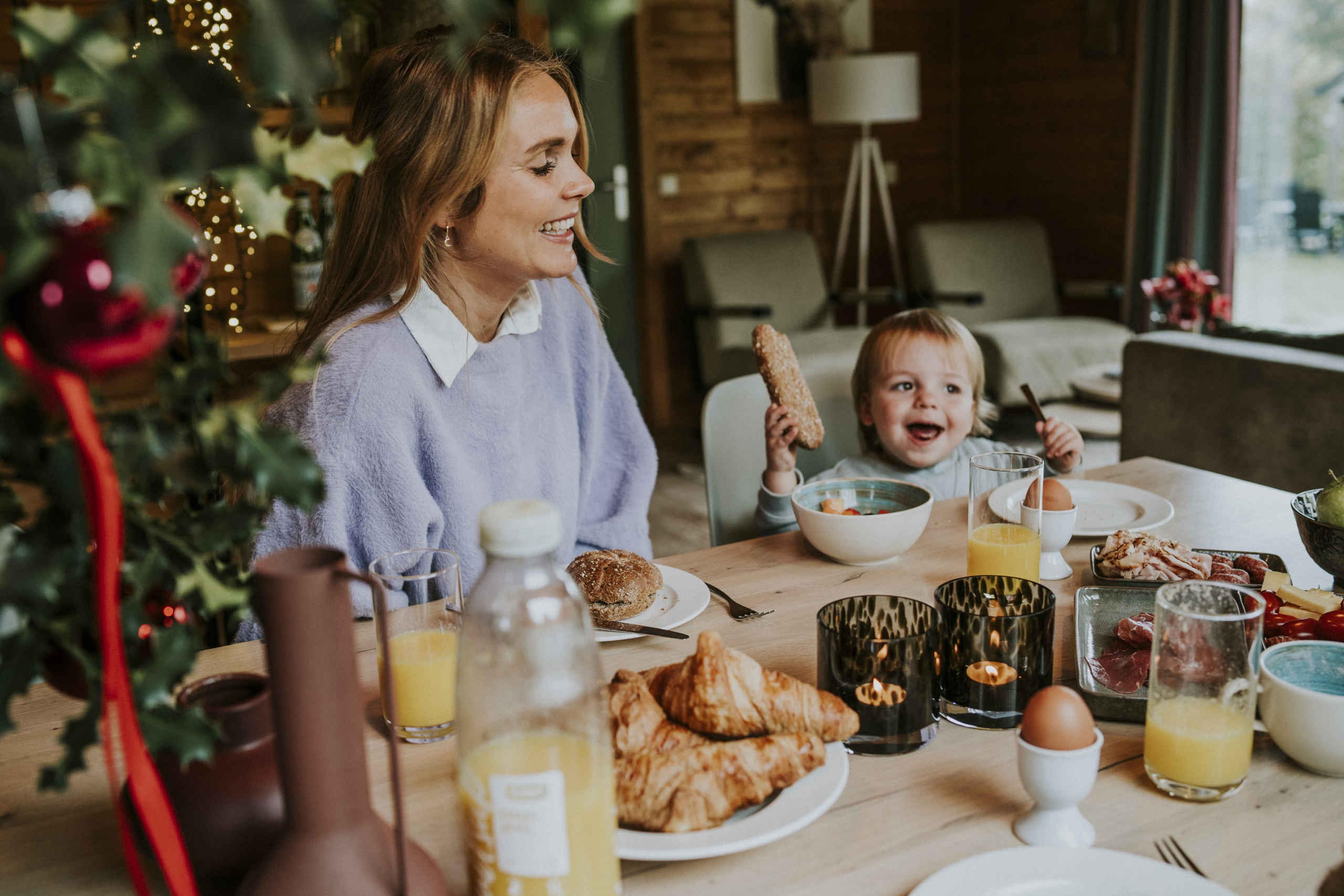 Moeder en kind samen aan het ontbijten tijdens kerst in Vakantiepark Dierenbos