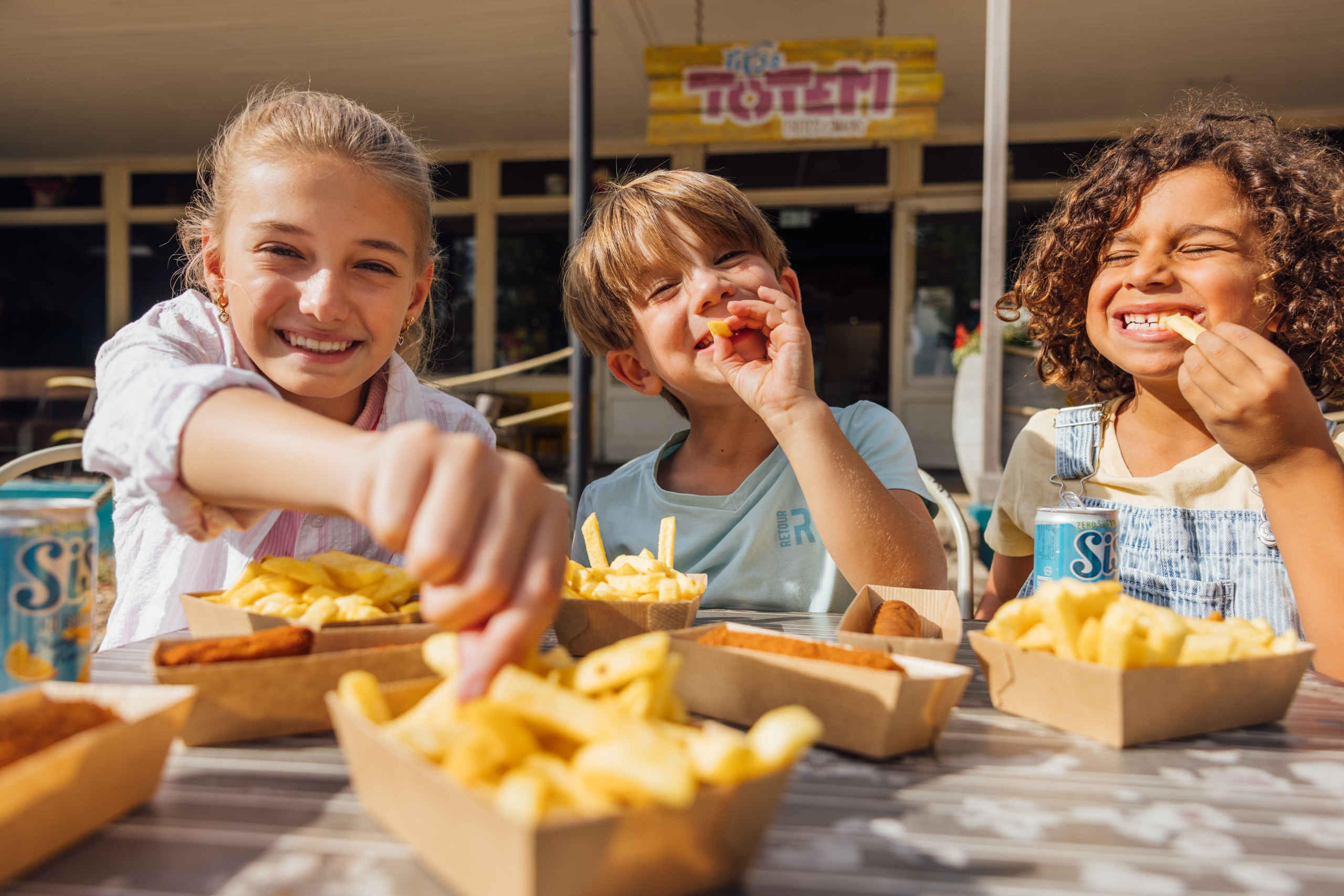 Kinderen genieten van frietjes en snacks bij Speelland Outdoor Beekse Bergen