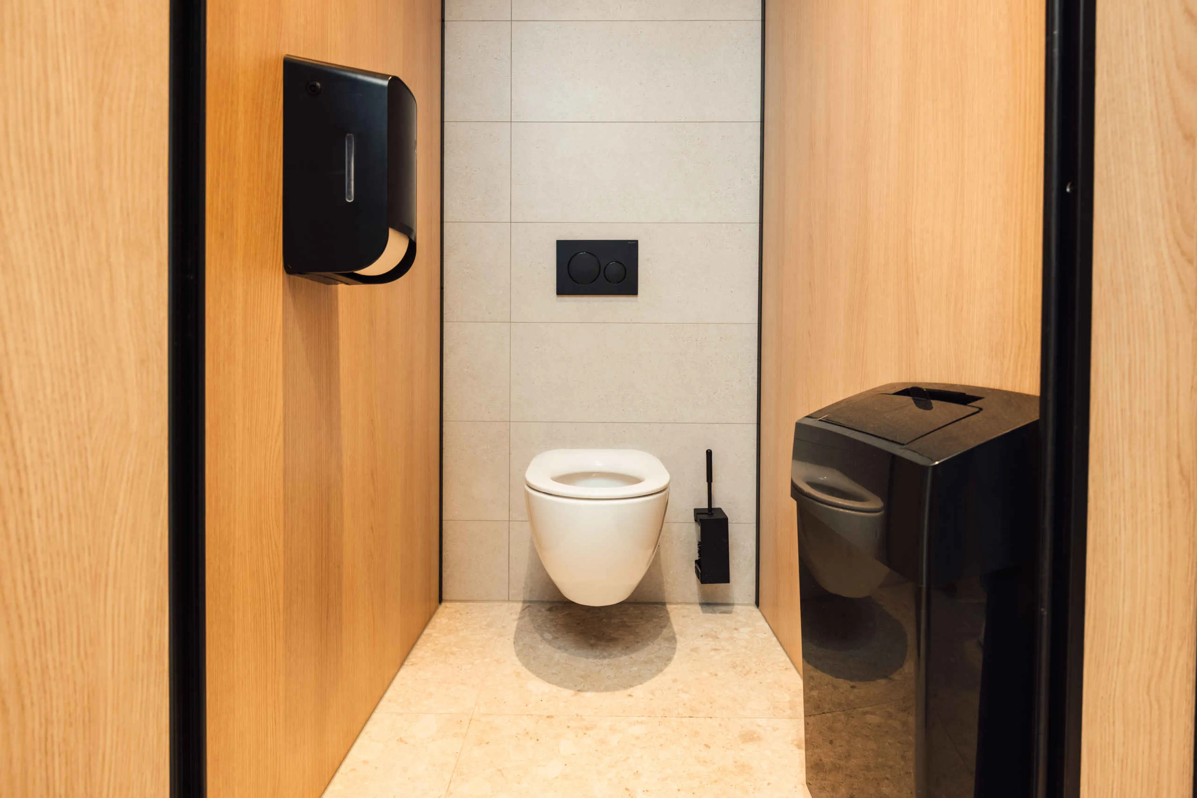 Toilet in sanitairgebouw op de camping van Lake Resort Beekse Bergen
