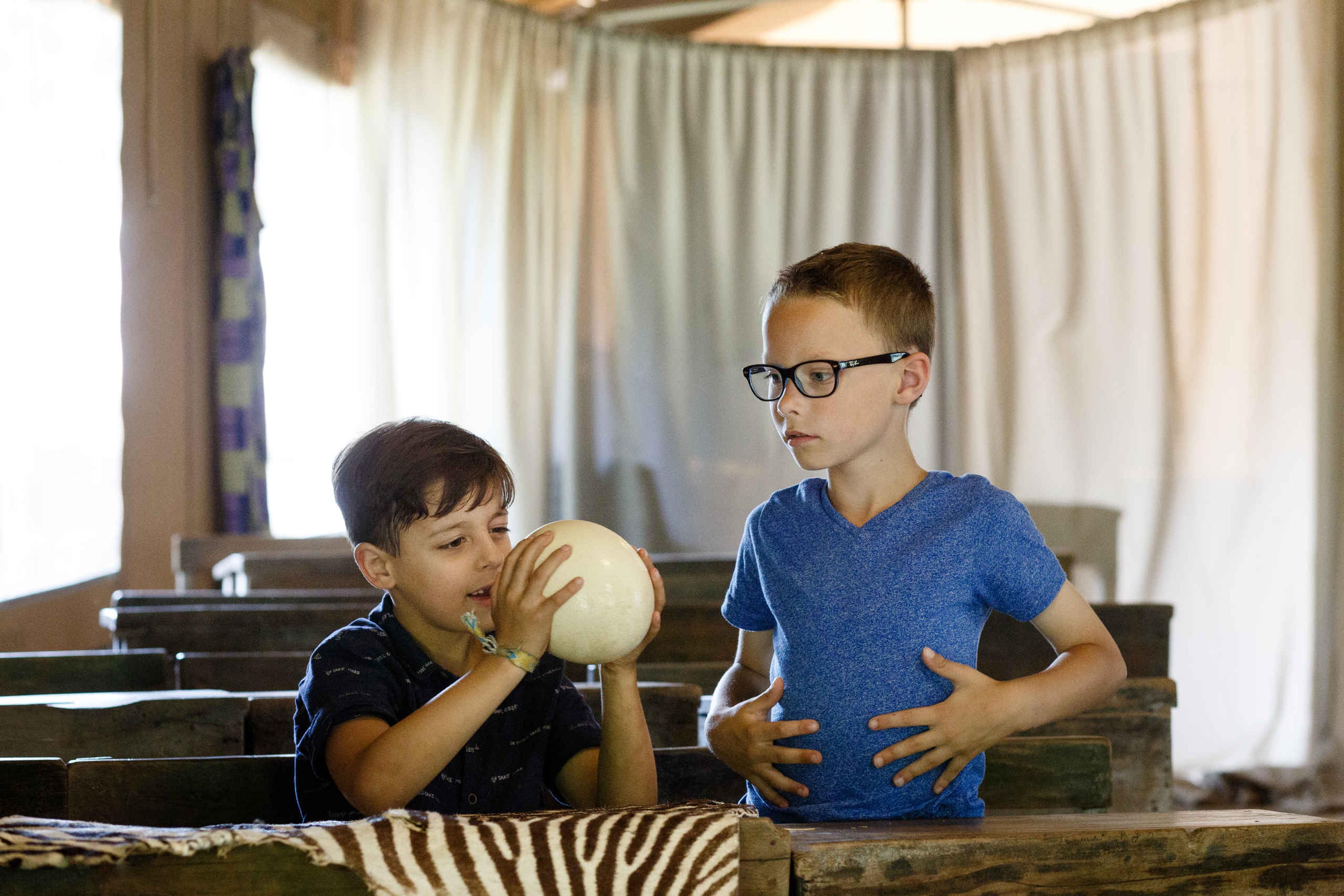 Kinderen met een ei in de klaskamer tijdens een schoolreisje in Safaripark Beekse Bergen