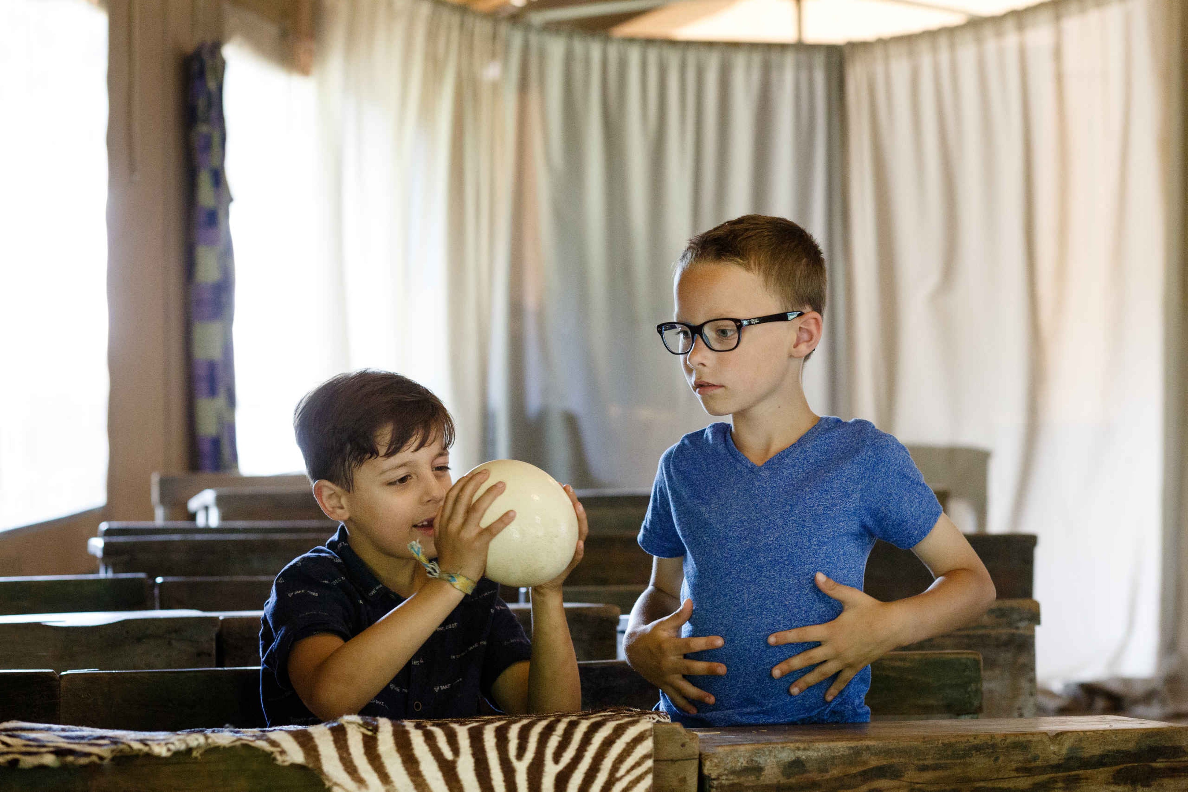 Kinderen met een ei in de klaskamer tijdens een schoolreisje in Safaripark Beekse Bergen