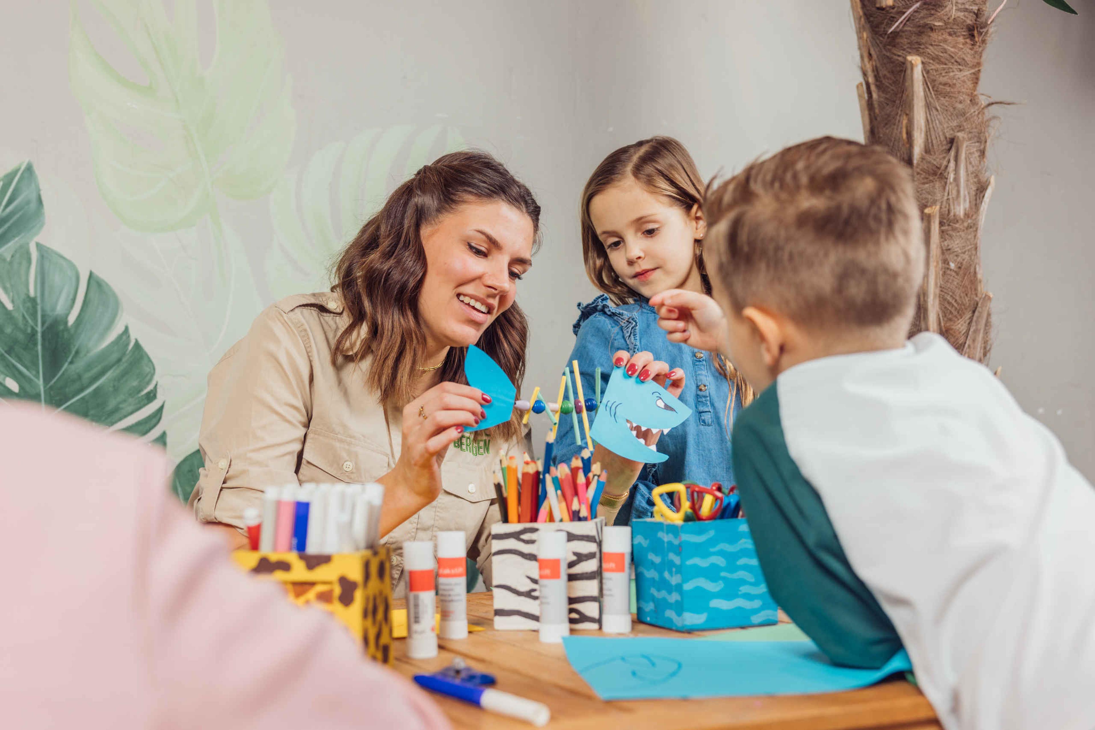 Animatie knutselen medewerker met kinderen Lake Resort Beekse Bergen