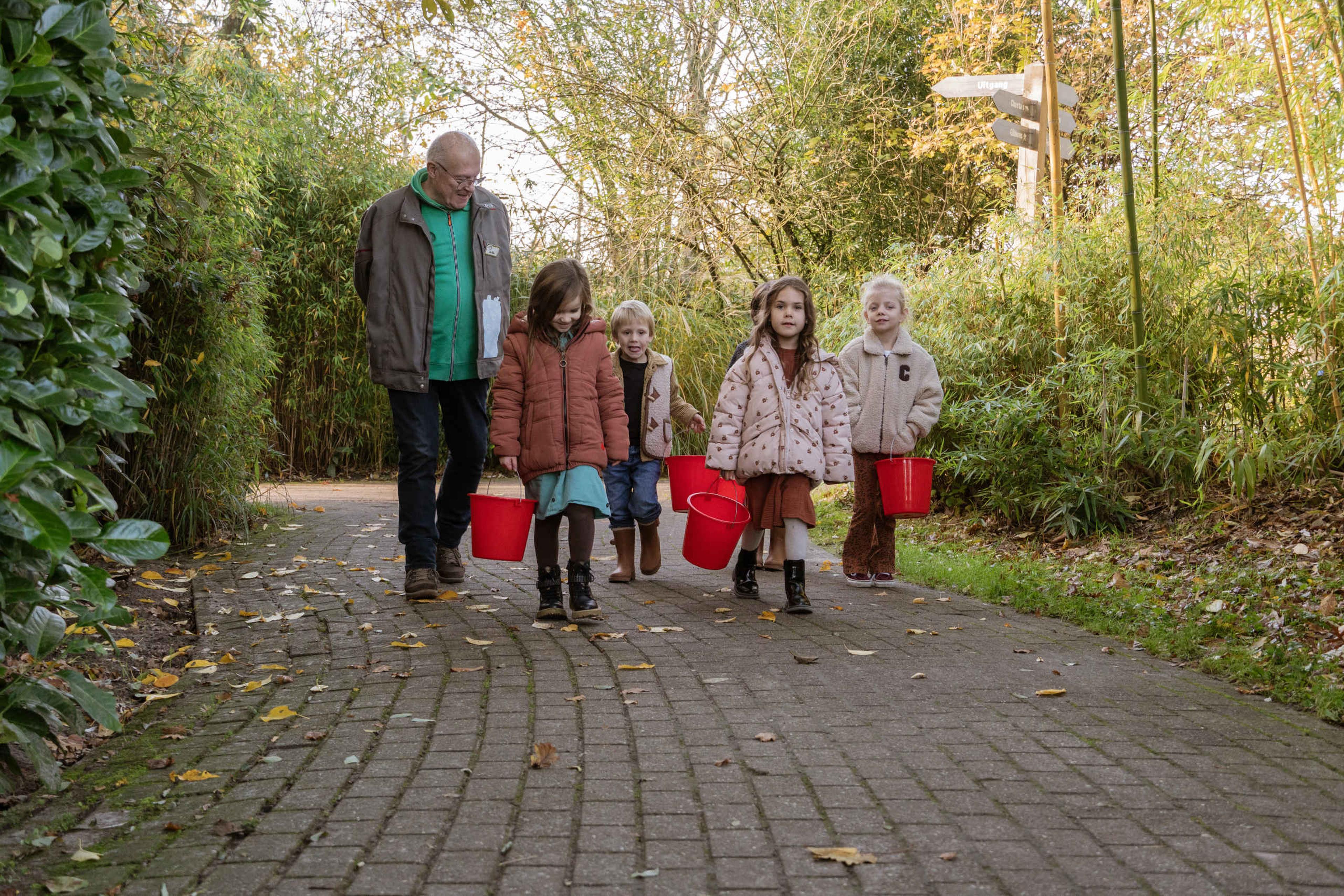 Een vrijwilliger van Stichting Wildlife begeleidt een kinderfeestje bij Eindhoven Zoo.