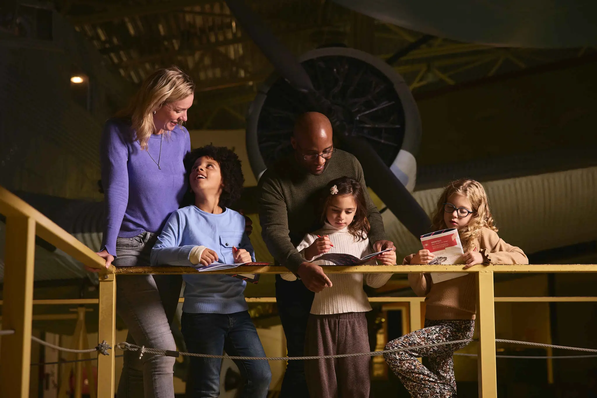 Een gezin met drie kinderen in de binnenexpositie van Luchtvaartmuseum Aviodrome