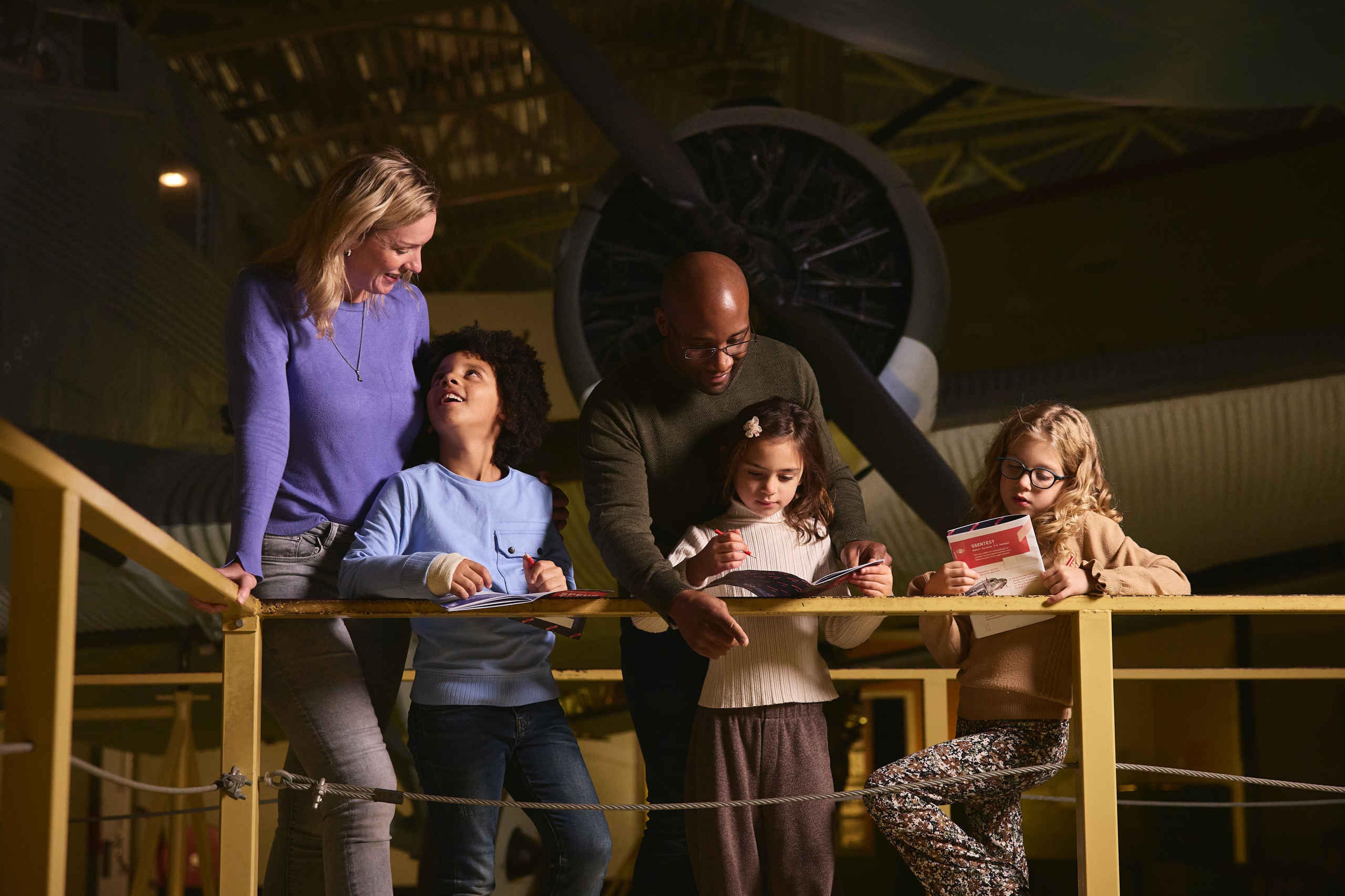 Een gezin met drie kinderen in de binnenexpositie van Luchtvaartmuseum Aviodrome