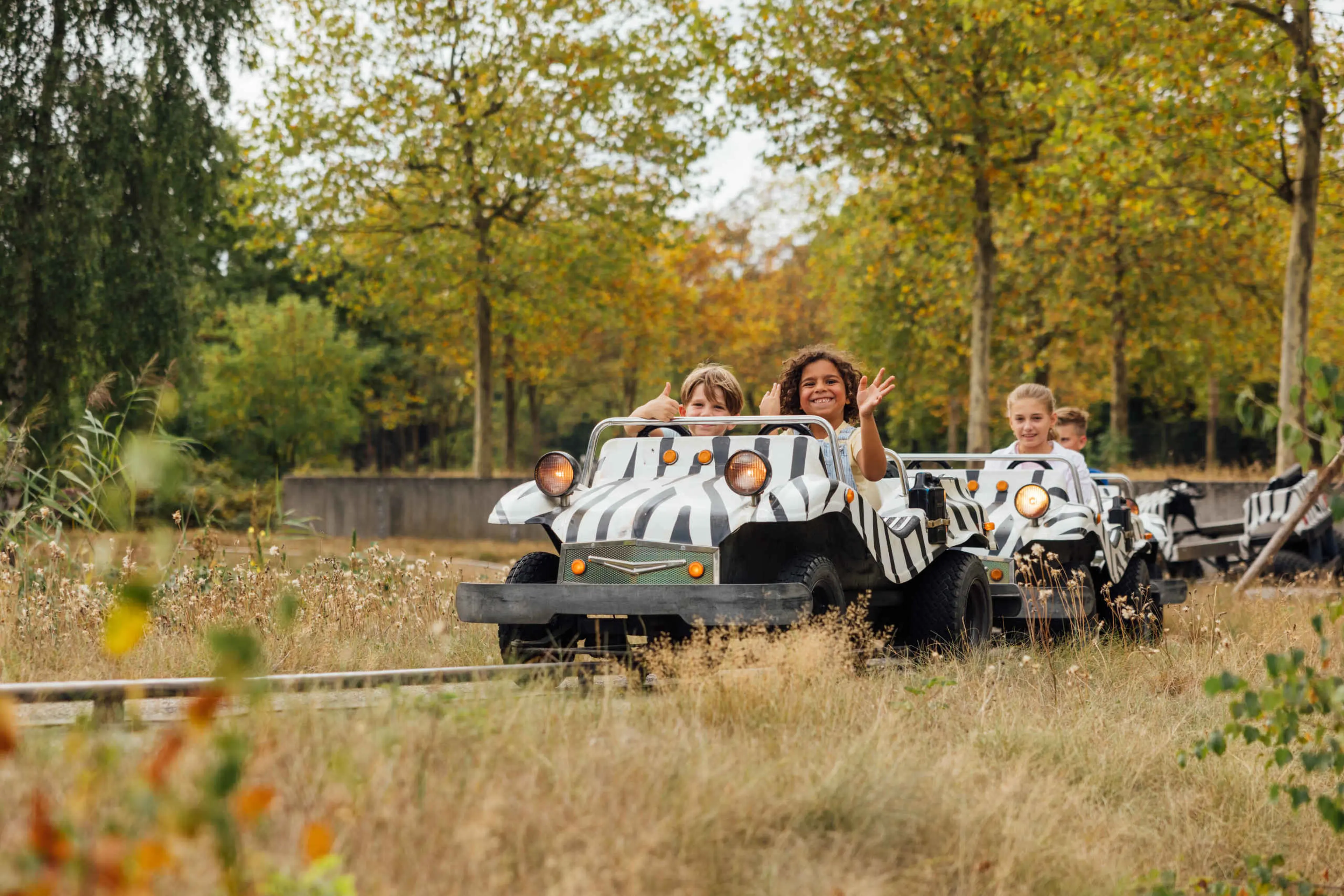 Kinderen in de safariauto's bij Speelland Outdoor Beekse Bergen