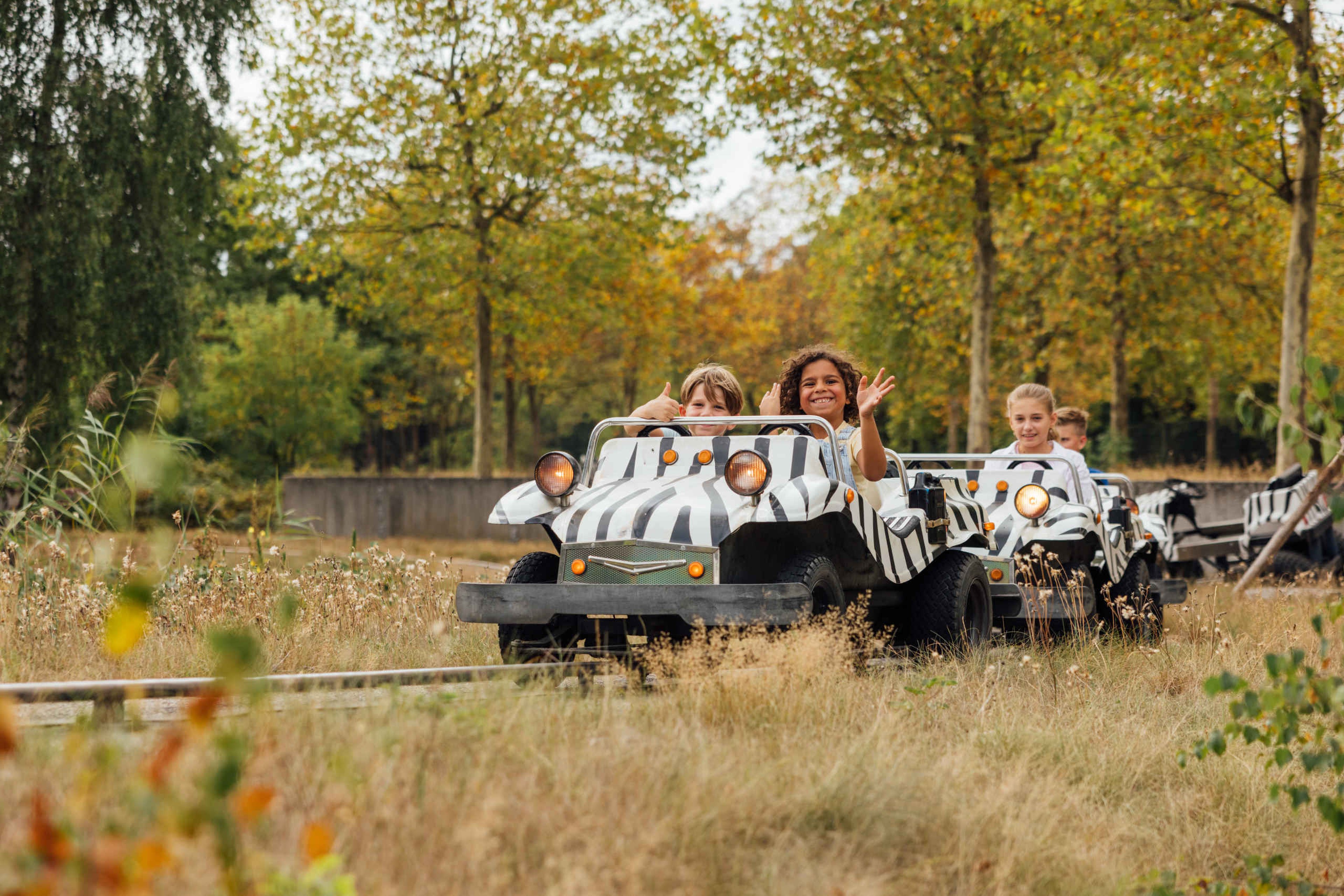Kinderen in de safariauto's bij Speelland Outdoor Beekse Bergen
