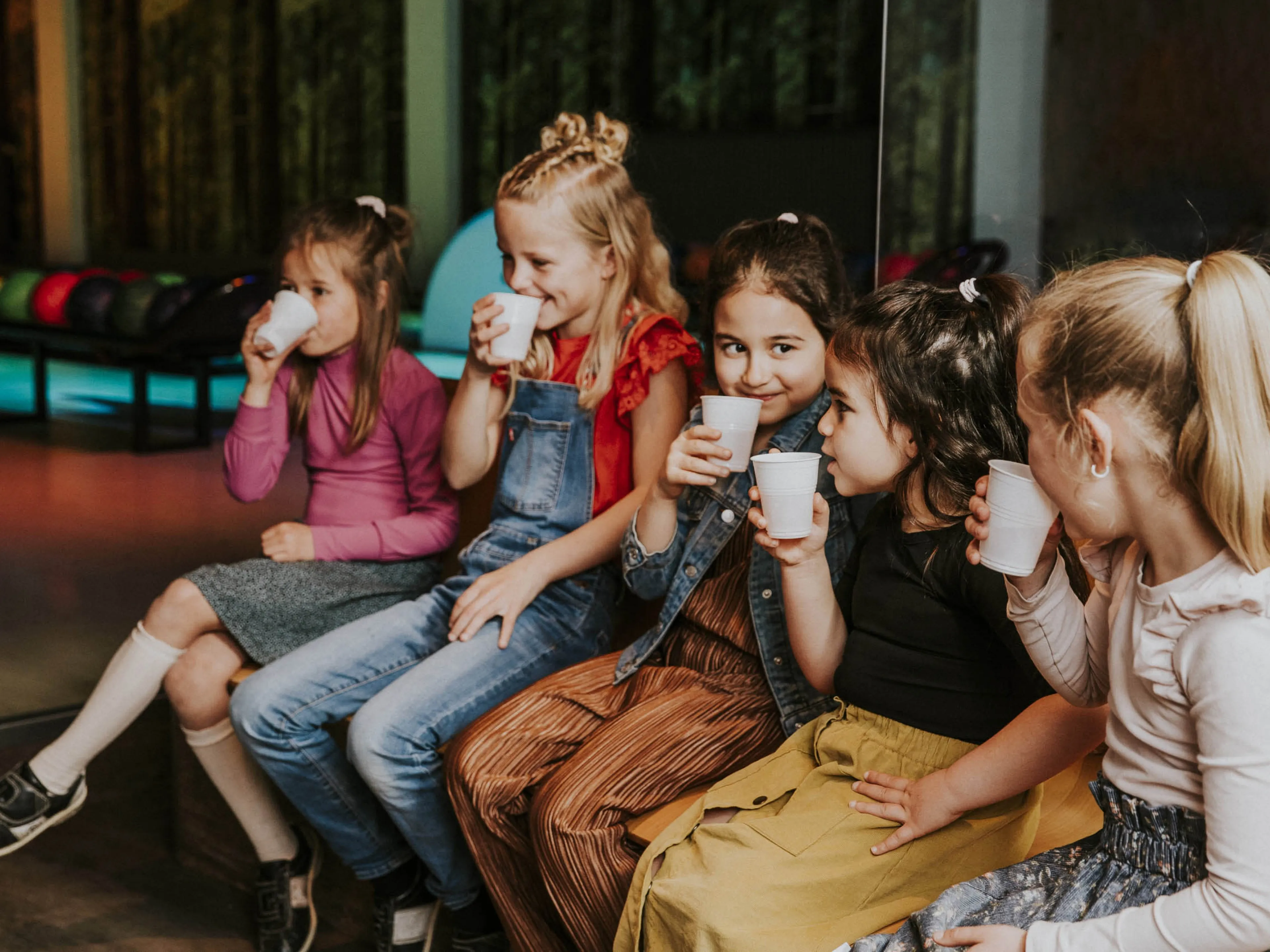 Kinderen bij een kinderfeestje bowlen bij Vakantiepark Dierenbos