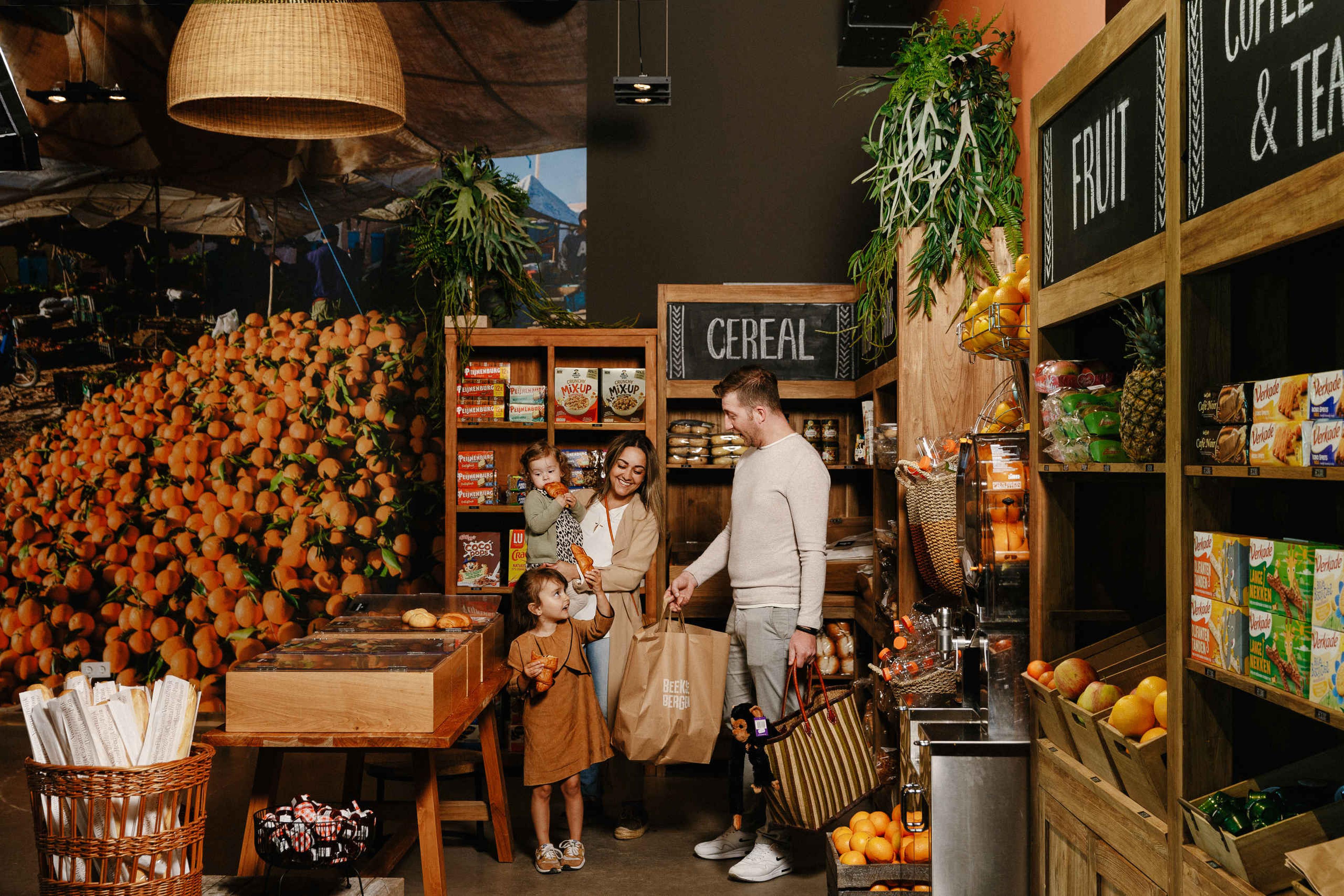 Guest Service & Market bij Safari Resort Beekse Bergen