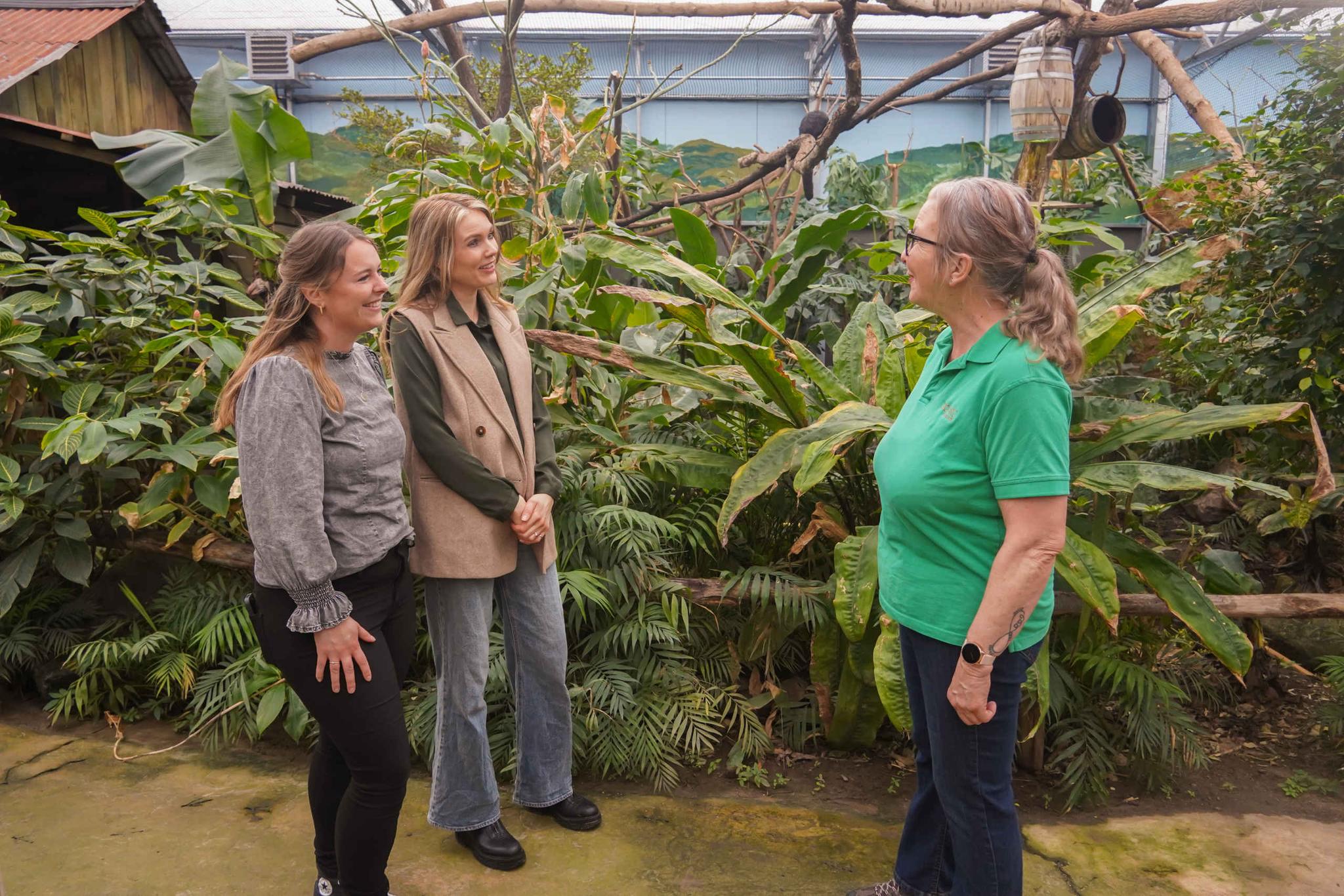 Een vrijwilliger geeft uitleg aan twee dames in Madidi in ZooParc Overloon
