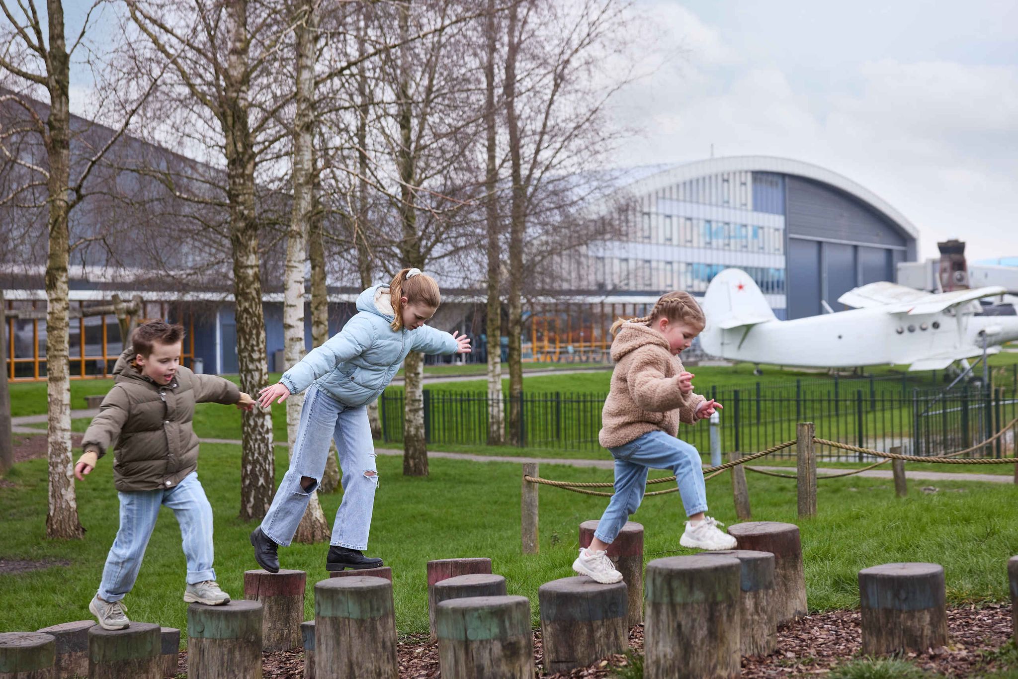 Drie kinderen spelen in de speeltuin van Luchtvaartmuseum Aviodrome