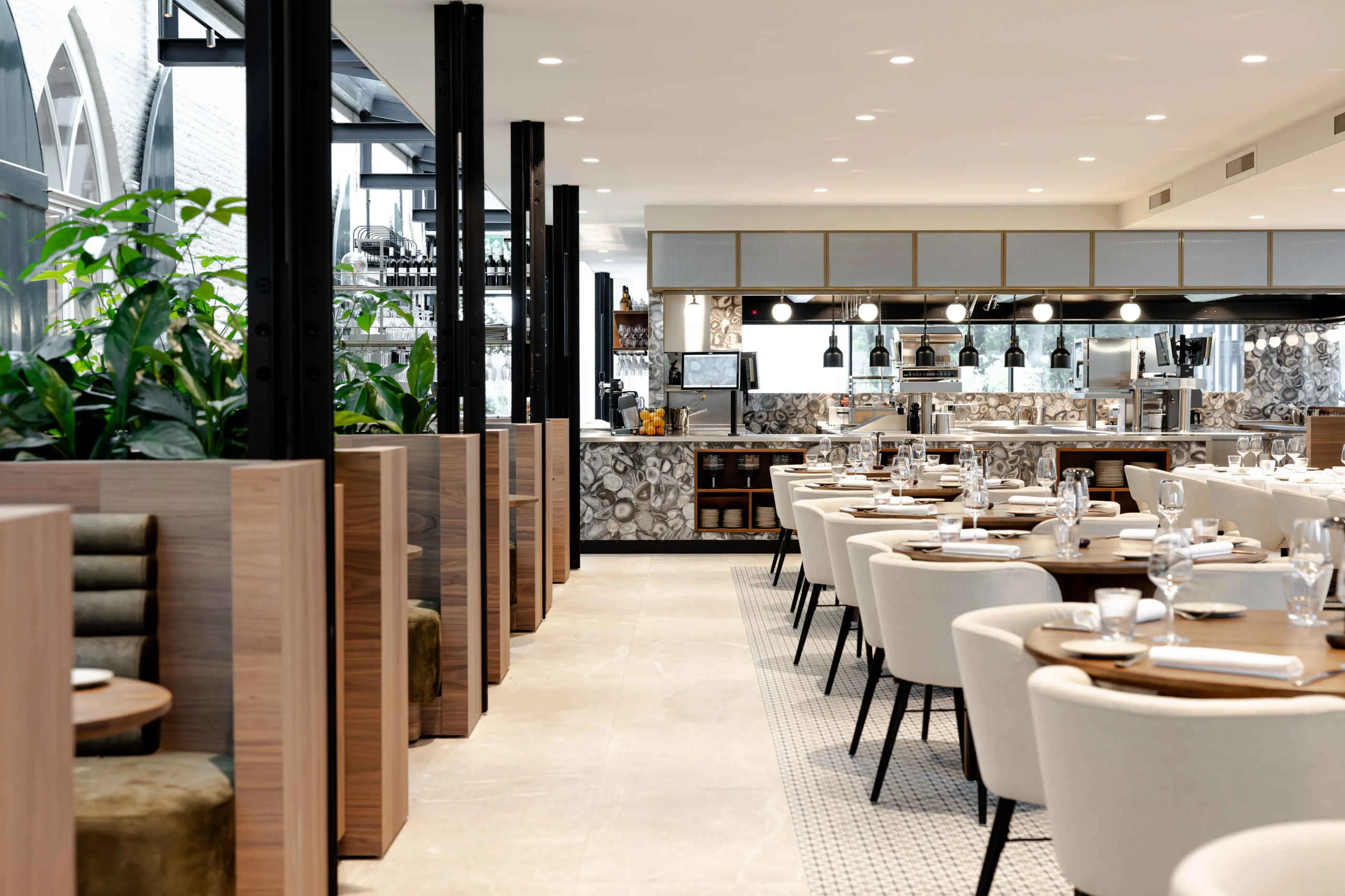 Overview restaurant Orangerie Steenenburg