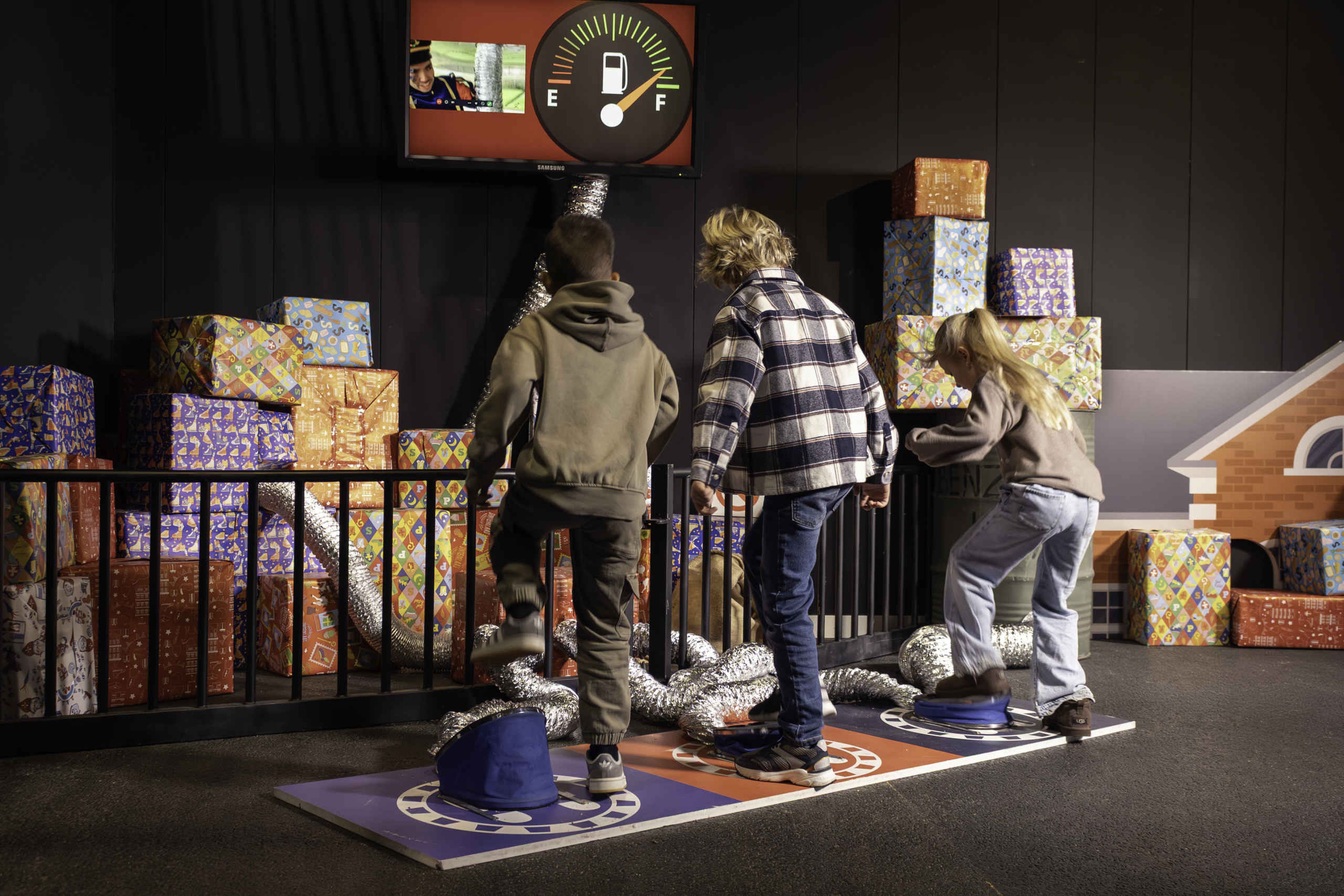 Kinderen pompen de tank vol tijdens SintAIRklaas bij Aviodrome