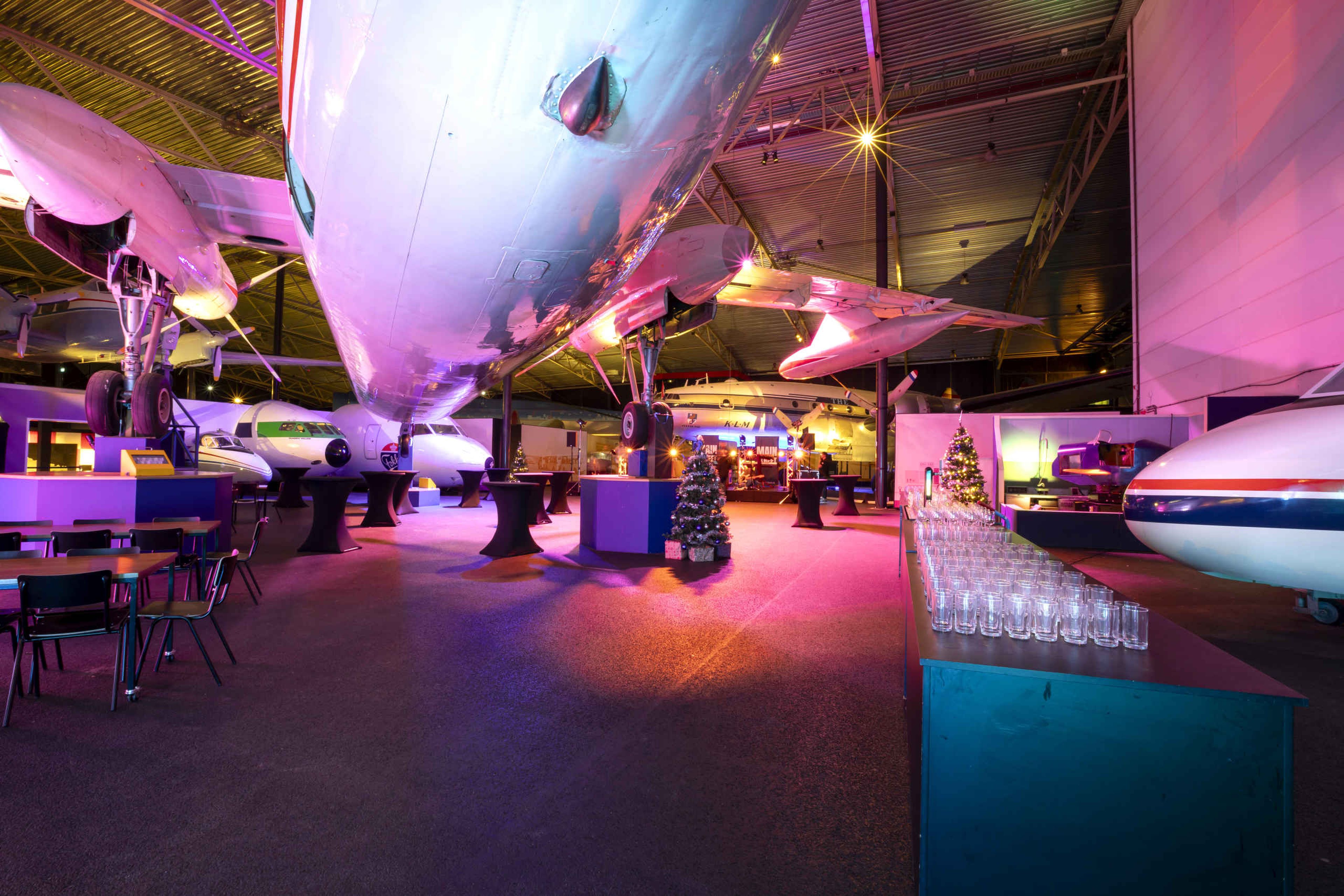 Een overzicht van de museumzaal voor de aanvang van een evenement bij Luchtvaartmuseum Aviodrome