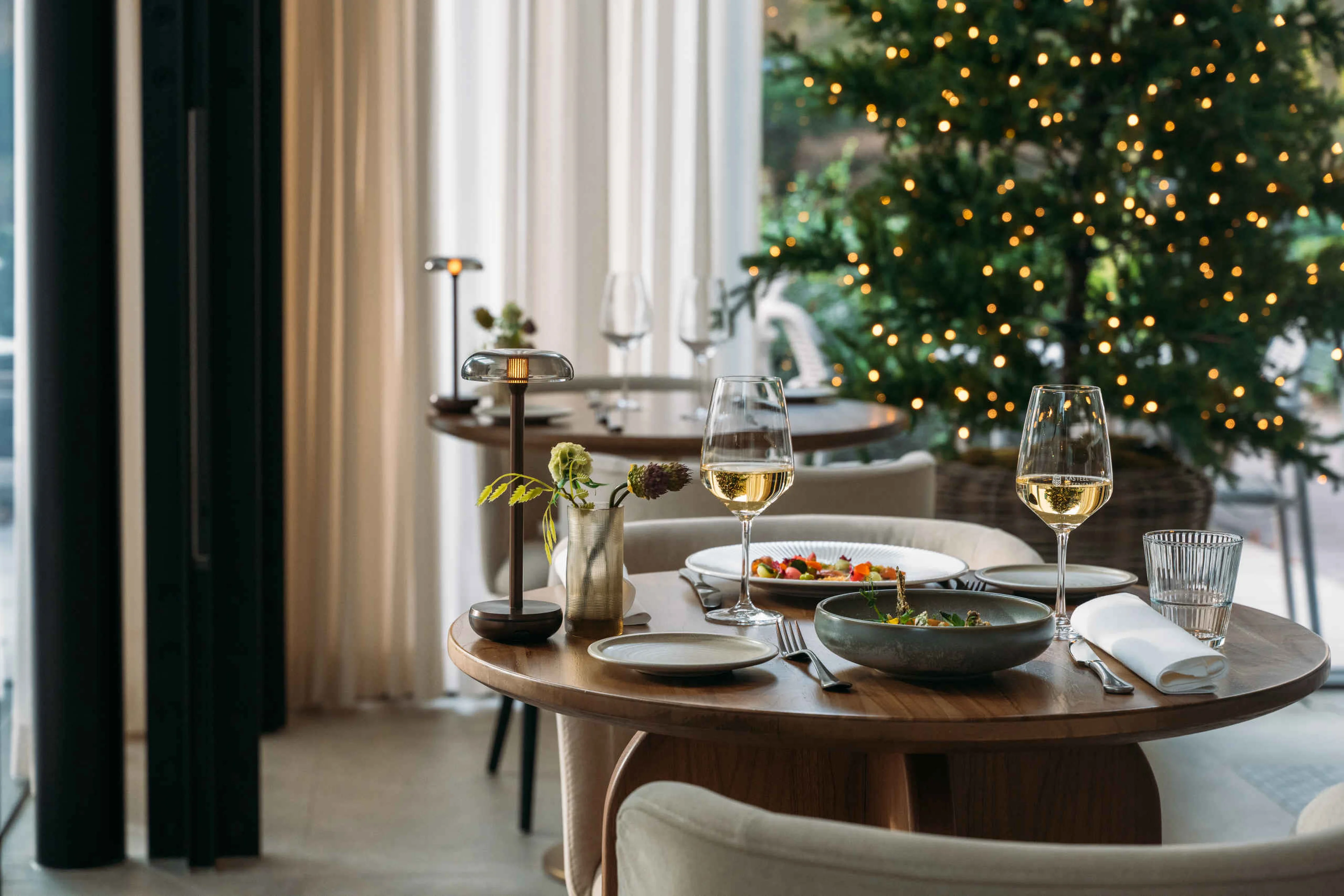 Winter kerstversiering diner opgediend in Orangerie Steenenburg