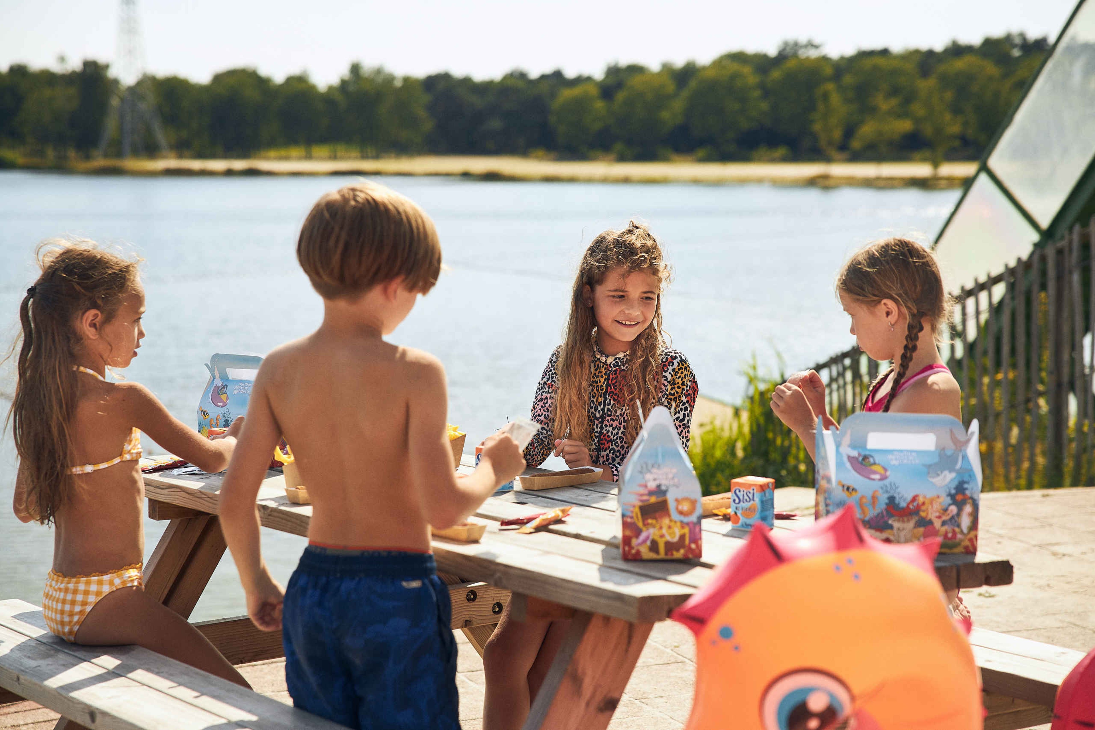 Kinderen eten frietjes bij kinderfeestje in Speelland Beekse Bergen