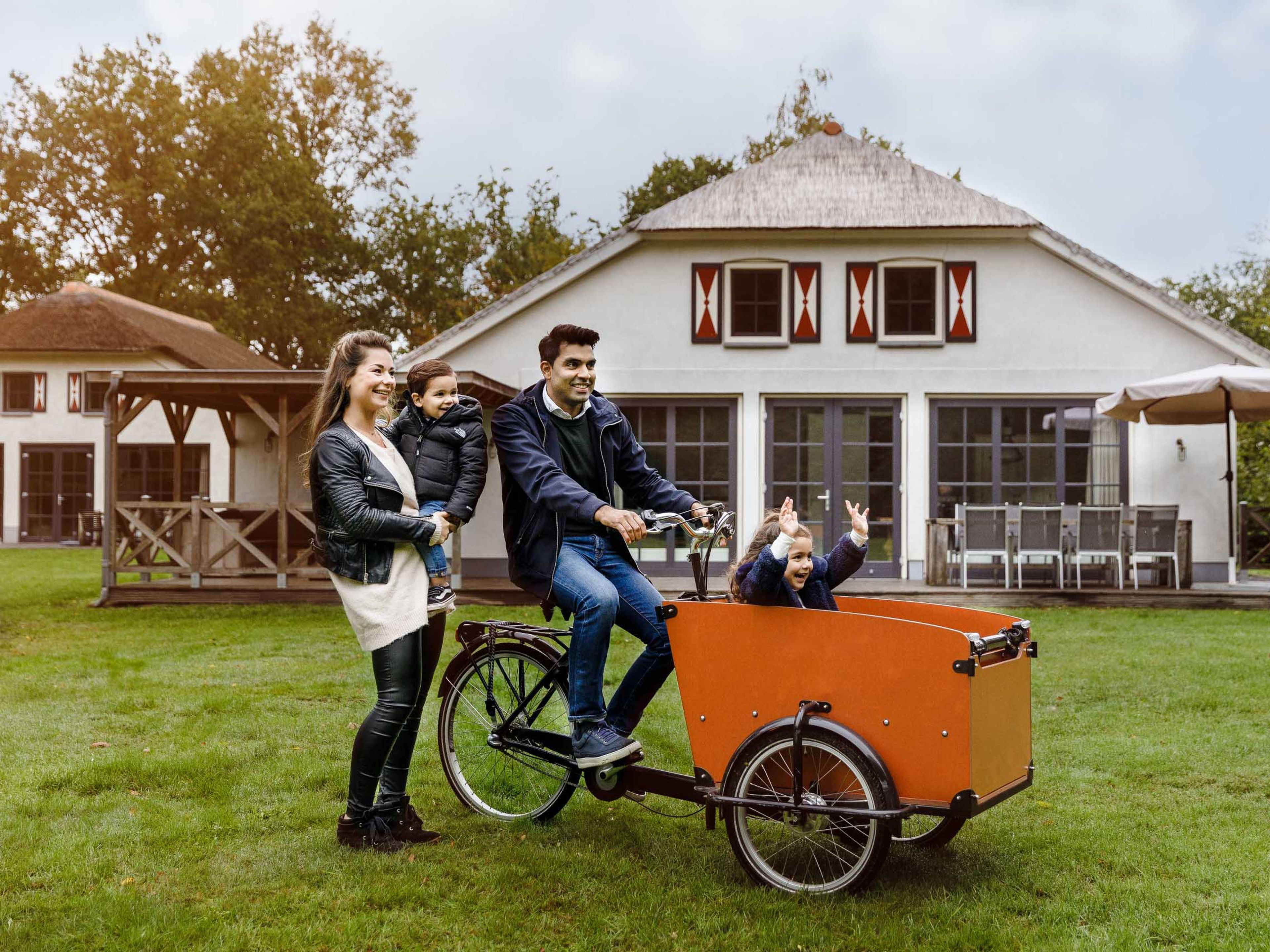 Gezin met bakfiets op Vakantiepark Dierenbos