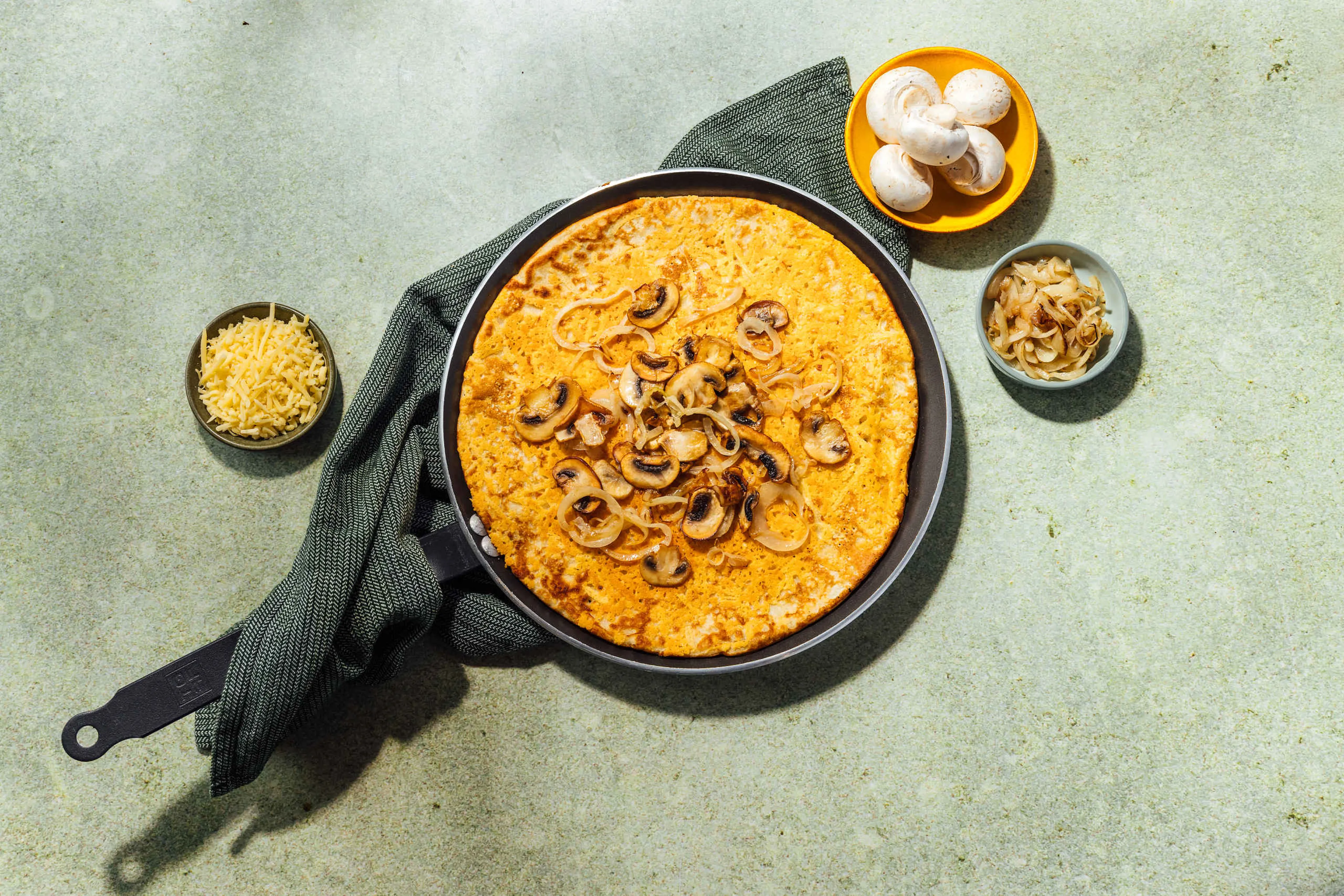 Hartige pannenkoek met kaas champignon ui in Wanyama Safaripark Beekse Bergen