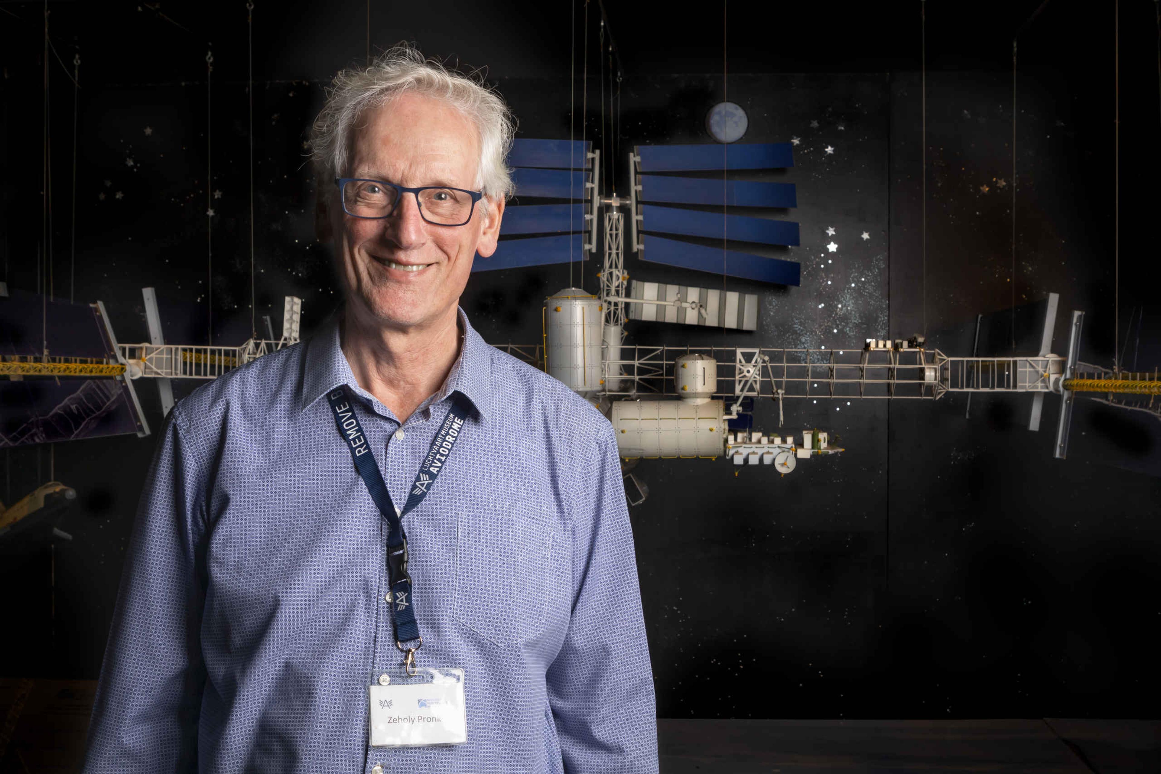 Een vrijwilliger van de ruimtevaartexpositie bij Luchtvaartmuseum Aviodrome