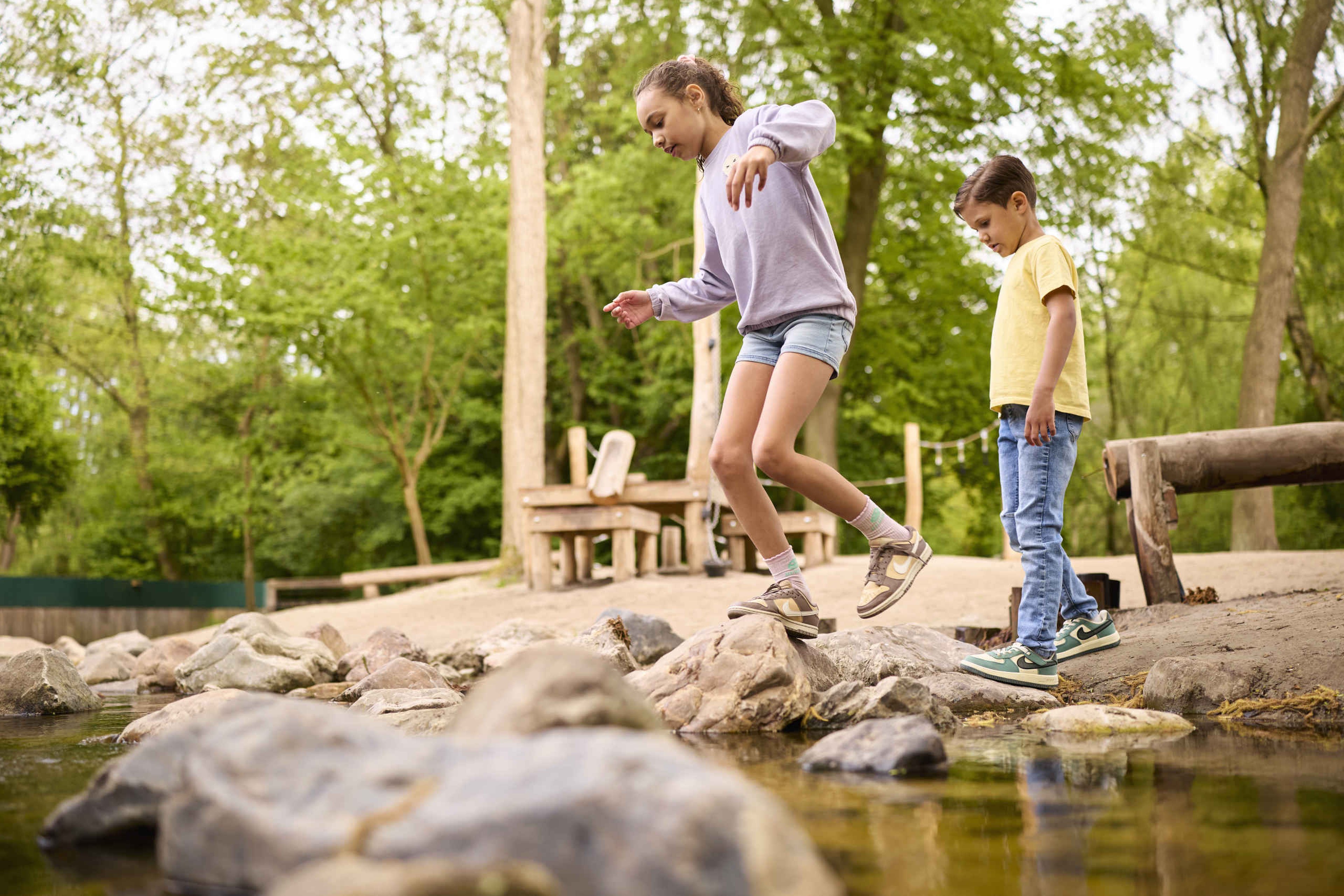 Kinderen spelen in de waterspeeltuin Spelen bij de beek in AquaZoo Leeuwarden