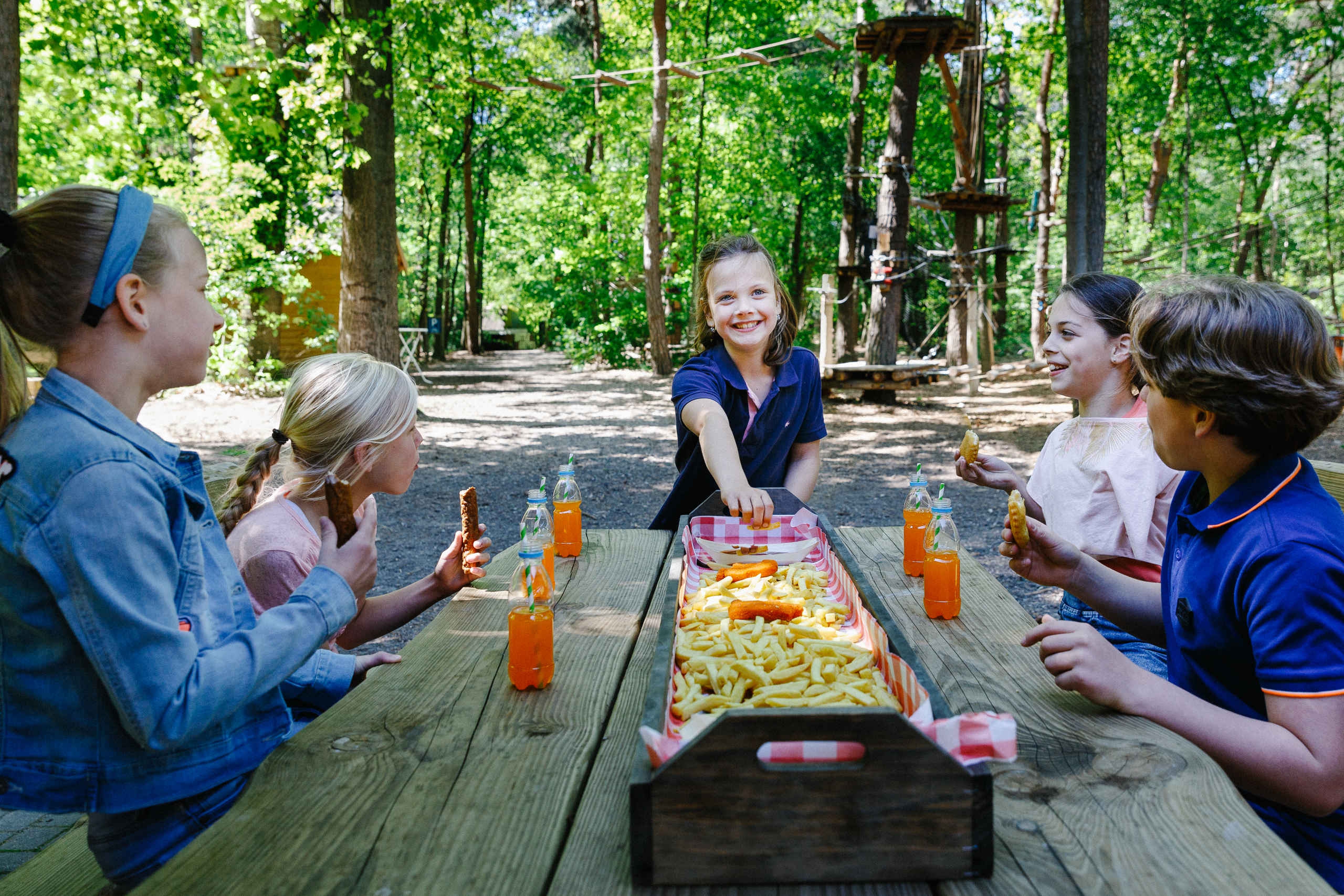 Kinderen eten frietjes en snacks tijdens hun kinderfeestje bij Klimrijk Brabant