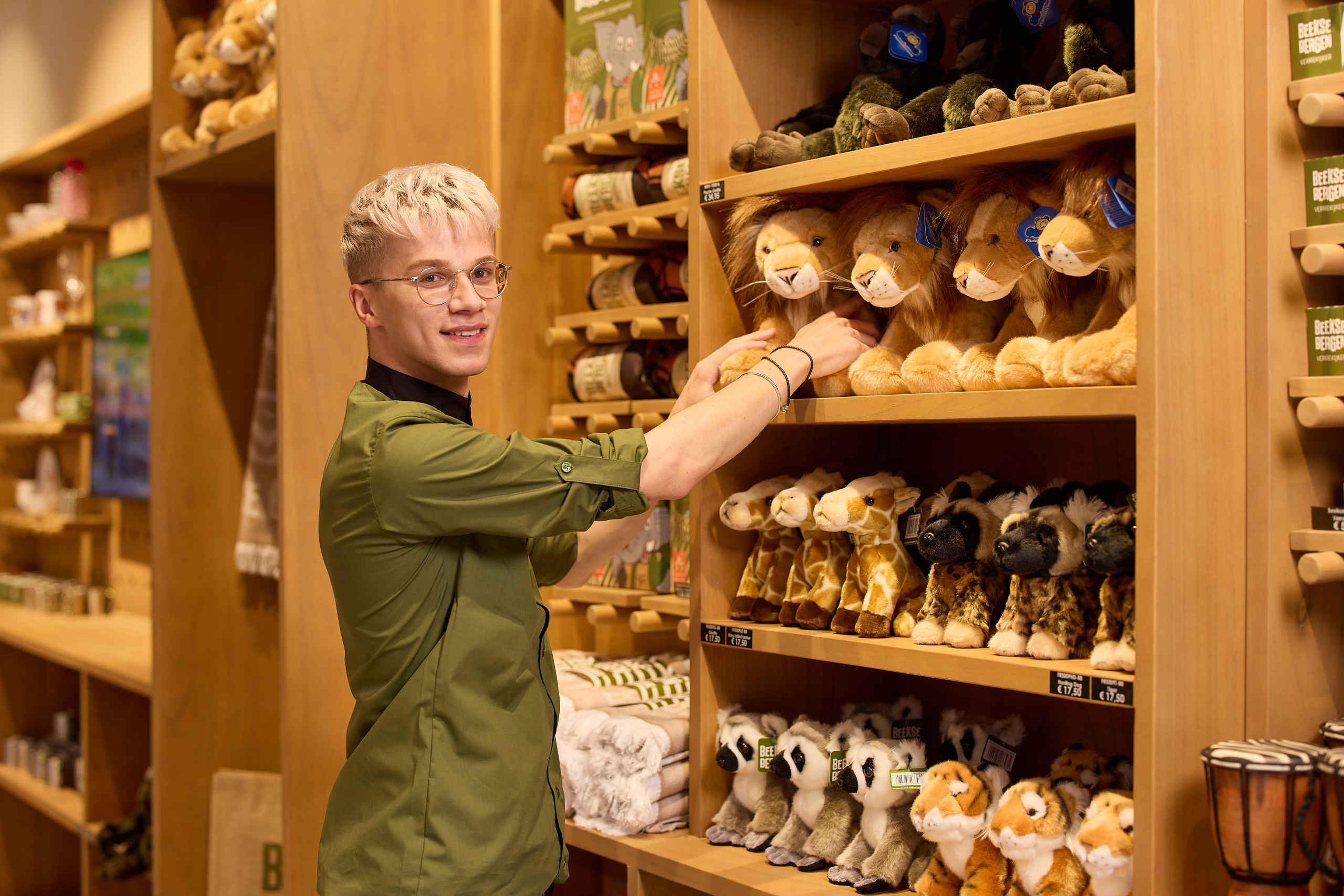 Winkelmedewerker bij Lake Resort Beekse Bergen