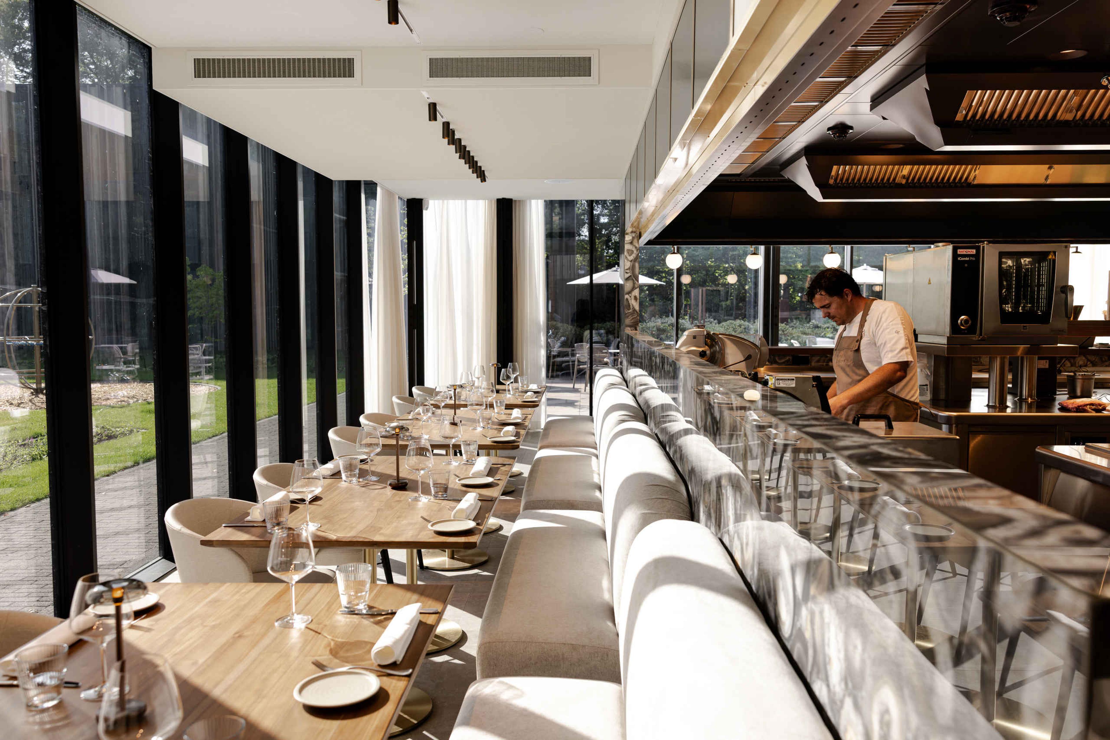 Chef's table met chefkok in restaurant Orangerie Steenenburg